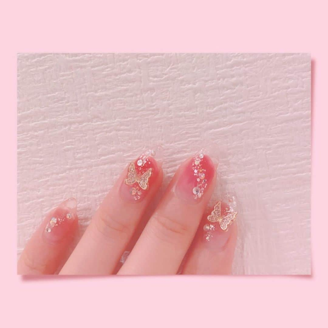 井口裕香さんのインスタグラム写真 - (井口裕香Instagram)「🦋 ジューシーなクリアフレンチ🌷 ↪︎ @agloss_nail さまだぃっ( ◜ω◝و(و♡︎ʾʾ  赤系でじゅんわり〜…が！ めちゃくちゃかわいいです❤️‍🔥 本当に匠の技です。かわいすぎる！ そしてこれが、取れない引っかからないから、すごいんだなあ♡ りょうこさん、今回も本当にありがとうございました♡ 台本持つ手がキラキラしていると、お仕事より一層がんばれます🥰❤️‍🔥」9月26日 13時22分 - ooo31_iguchiyuka_31ooo