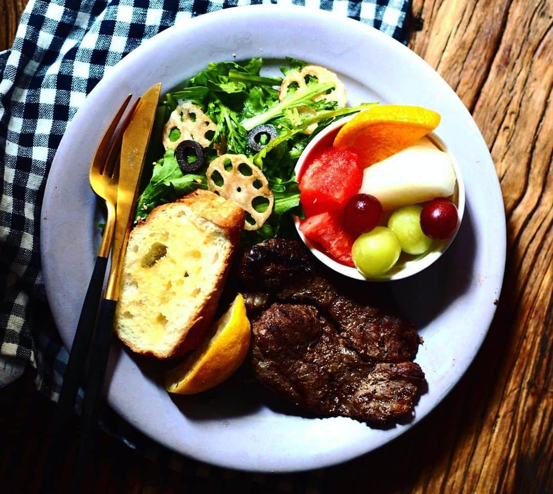 まこ/makoのインスタグラム：「. . 今日はステーキプレート🥩 焼くだけで料理してない。 盛り付けも雑くてすんません‼︎  サラダにする野菜が春菊しかなくて、彩りが全くなんもなかったから、フルーツをのせて誤魔化した。 ステーキ用の線がつく？鉄板みたいなのにのせて焼いたのに、線がつかないのはなんで？野菜とかいつもつくのになぁ🤔 . . . . . .  #おうちごはん#おうちごはんlover #タベリー#うちごはん#パンプレート#ワンプレートごはん#ワンプレート#ワンプレート朝ごはん器#あさごはん#朝ごはん#カラフルワンプレート#onigiri #요리 #집밥 #일본가정식 #awabiware  #アワビウェア　#クチポール　#ステーキランチ」