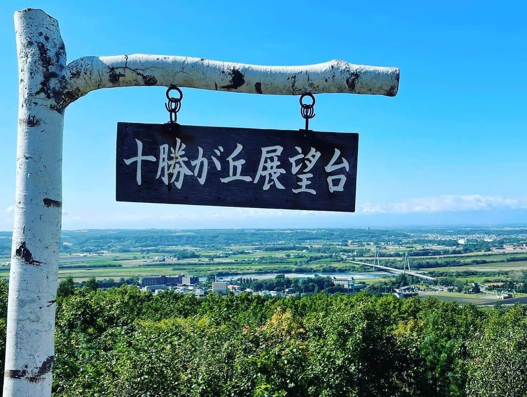 小平奈緒さんのインスタグラム写真 - (小平奈緒Instagram)「氷を求めて、北の大地での今年2回目の合宿を無事に終えることができました。 このような状況の中でも、多くの皆さまのサポートをいただき、有り難みを噛み締める日々でした。 この合宿中は、#JA全農ながの 様のサポートで信州産のお野菜、　#ニチレイ 様のサポートでお肉の提供をいただき、合宿中も質の良い食事で継続して身体づくりをすることができました。 ありがとうございました。  実は今年は気候の影響で、時季的にも信州産のスイカの用意ができないということだったのですが、合宿でお世話になっている宿の料理長が北海道でスイカを調達してくださいました。 全国的にもそうなのかもしれませんが、春の霜被害等の影響で今年は果物の生産がとても苦しい状況だそうです。 長野に戻ったら、りんごの美味しい季節が始まります🍎 私たちの食卓へ届くように、農家の皆さまが一生懸命作ってくださった農作物🌾をよく噛んで、よく味わい、開幕戦に向けてエネルギーに変えていきたいと思います。  料理長のお陰で、今年もチームの皆んなでスイカを食べることができました⛹️‍♀️今年はバスケットのシュートポーズでスイカを掲げてみました🏀 中学の部活を決める時、スケート部にするかバスケ部にするか悩んだ時期がありました。 バスケ部の中では細身で小さな姉が、体格の良い選手たちの中で果敢にプレーをしたり、夜遅くまでシュート練習に励む姿がただただカッコ良く見えたからというのもありますが、ボールが手の中で弾んだり、ついてきたりする感覚とか、ゴールにシュパッと決まる時の音が大好きでした。 本格的にチームに入ってやっていた経験はないのですが、小中高大と休み時間は大体バスケットして遊んでいました。いつかまた体育館でバスケがしたいです。  #sponsored  #JA全農ながの #信州産 #ニチレイ」9月26日 13時31分 - nao.kodaira