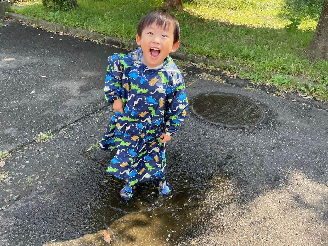 ᴋᴀɴᴀᴋöのインスタグラム：「✿︎ 雨の日☔️も楽しく 幼稚園へ行けるように…❤️ レン君の大好きな恐竜🦖柄の レイングッズを 揃えたよ❣️ * 早速、水たまりで 思いっきり 遊びました😇　 これなら、雨の日の お出かけも 楽しくなっちゃうね☔️ * 他にも、子供が喜びそうな かわいい柄がたくさんあったよ〜😻🌈✨ * Thank you🦖🦕💙  @kidsforet_official @kodomonomori_eshop  #kidsforet#キッズフォーレ#こどもの森#こどもの森eshop#丸高衣料#子供服#親バカ部#ig_kidsphoto#キッズ服#レインコート#レインブーツ#3歳#PR」