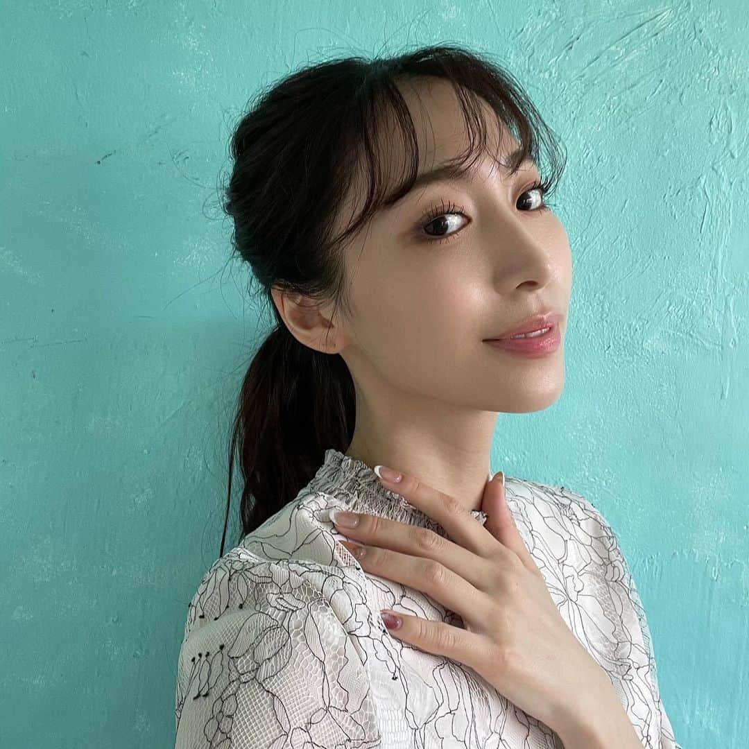 藤田麻里のインスタグラム：「@kobeluminousclinic に新しく導入された VENUS VERSA でタイトニング💆‍♀️🏥  直後から引き上がって即効性に驚き！ それにお肌の調子が良くなった🥰  これは絶対に今後やり続ける！！  私が唯一、何年も通い続けてる クリニックだから脱毛とかお肌のことは 全部 @kobeluminousclinic 🏥♥️  #神戸ルミナスクリニック」