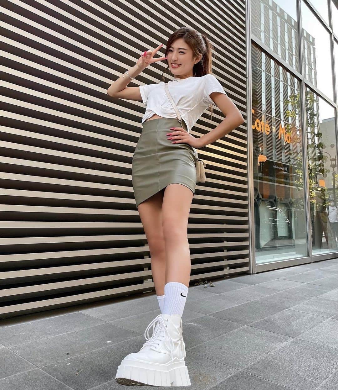 MIYABIのインスタグラム：「踏んづけちゃうぞっ😜💜  今日はちょっと肌寒いでやんす🥶  風邪ひかないでねっ🥺💜  with LIVE予約してくれた方、今夜は楽しみましょうねっ💕  素敵な1日を🌼  #cyberjapandancers #サイバージャパンダンサーズ #cjd_miyabi #ミヤビーム #ミヤビコーデ」