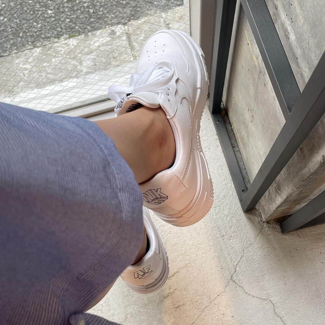 高木由梨奈のインスタグラム：「最近は運動がてら一駅分歩いたりすることが多いのでスニーカー率高め👟❤︎ 普段通らない道通るとここにこれあるんだ！みたいな発見あって楽しいよね☺️  #nike #スニーカーコーデ」
