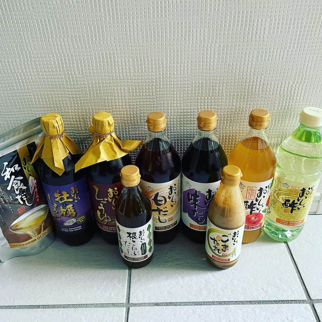 橋本志穂さんのインスタグラム写真 - (橋本志穂Instagram)「おいしいシリーズ❣️  私の大好きな 日本自然発酵のお取り寄せ♫  https://www.nshk.jp/  私が一番好きなのは おいしい白だし ですが おいしい酢 もおススメ。  鍋にかかせない 「おいしいごまだれ」が切れて スーパーで簡単に手に入る ごまだれで代用していましたが、 どれもケミカル感が嫌で、、  自然の素材から 酵素の力を引き出して　 健康第一に考える商品を作っている日本自然発酵の ごまだれは、 とにかく美味しいのです❣️  ヤフーショッピングや楽天、 Amazonでも購入できるようになってる‼️  送料無料やポイント加算 翌日配送など、、、 それぞれの買い方が選択出来るようになったんだ〜❣️  一度購入すると 定期的に送られてくるカタログも楽しみ❣️ お惣菜系も美味しいので コロナ禍のおうちご飯が より一層楽しめるラインナップが楽しみなのです。  料理が簡単で プロの味のようにレベルアップするおいしいシリーズ  おススメです  #日本自然発酵 #おいしい酢 #おいしいごまだれ #おいしい白だし」9月26日 16時06分 - shihohashimoto3