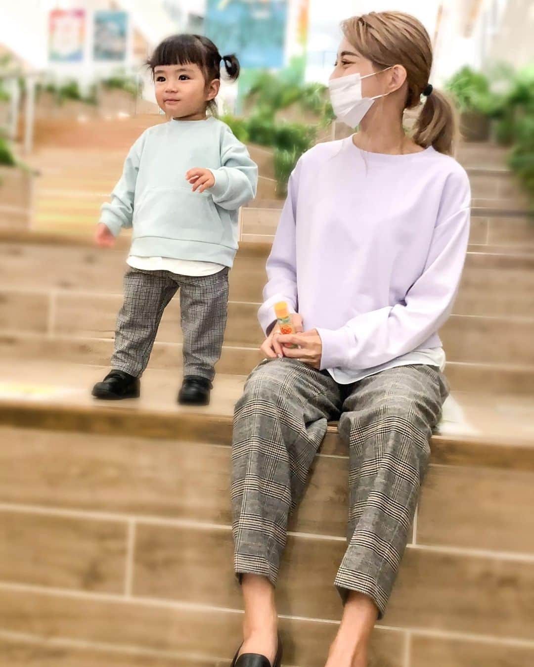 橘リンさんのインスタグラム写真 - (橘リンInstagram)「親子リンクコーデの ショッピングロケでした🙏🏾🤍  子供連れでの買い物の仕方や リンクコーデのコツや服の選び方など お話させていただいたので、 良かったら放送を観てください📺💓  👉 10/6(水) RKB毎日放送 4ch 街プリ 10:25〜 オンエアです✨ @machi_puri   福岡ママプロの新しいコーナーの 記念すべき一本目に呼んでいただき 感謝でしか無いです🥺  福岡ママプロの勢いが 止まらなさすぎてる🤍 @fukuokamama2020   九州って色んな面で色々すごいと 日々実感しています💪🏻  写真は全身 @gu_for_all_ で揃えた チェックのリンクコーデです🤍  #RKB #RKB毎日放送 #テレビ  #テレビ撮影 #ロケ #ロケ撮影 #コーデ #コーディネート #親子コーデ #家族コーデ #家族リンク #親子リンクコーデ  #家族リンクコーデ #チェックリンク  #親子リンク #リンクコーデ #2歳 #2歳女の子 #女の子ママ  #ママ #ママコーデ #福岡ママ #福岡ママプロジェクト  #ママリファッション #ママリ #福岡 #マークイズ福岡ももち  #マークイズ #ショッピング」9月26日 16時23分 - rincharon