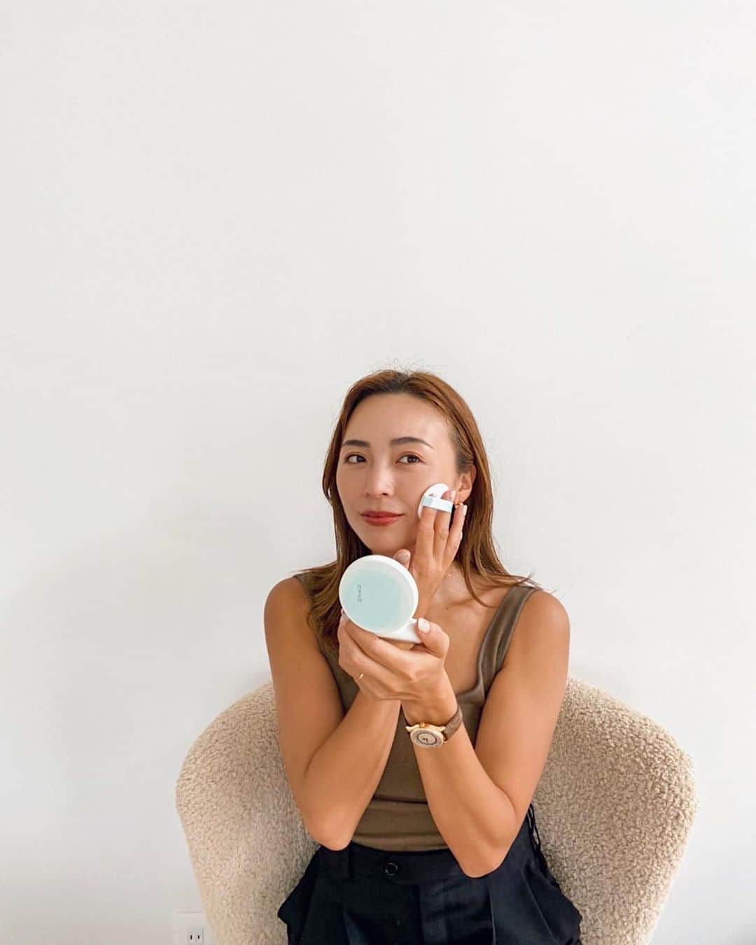 のインスタグラム：「16年連続美白美容液売上No.1の  @haku_shiseido の クッションファンデ　薬用 美容液クッションコンパクト(医薬部外品)が新しく発売されたということで早速使ってみました🕊  このHAKUのファンデはブルーライトをカットできるみたいで、この時期もやはり日差しが強いのでファンデ1つで肌を守ってくれるのは本当にありがたい。  シミをカバーしてくれるのは勿論、美白有効成分4MSK(4-メトキシサリチル酸カリウム塩)を配合していて、美白美容液の効果もあるそう🥺  カバー力が凄くて、つけた後のツヤ感も最高でした👌 SPF30・PA+++がはいってるのでシミ、日焼け防止にも良きです。  美白*・・・メラニンの生成を抑え、シミ・そばかすを防ぐこと  #HAKU #HAKU_PR #エッセンスF #クッションファンデ #クッションファンデーション #シミケア #シミ対策 #美白ケア」