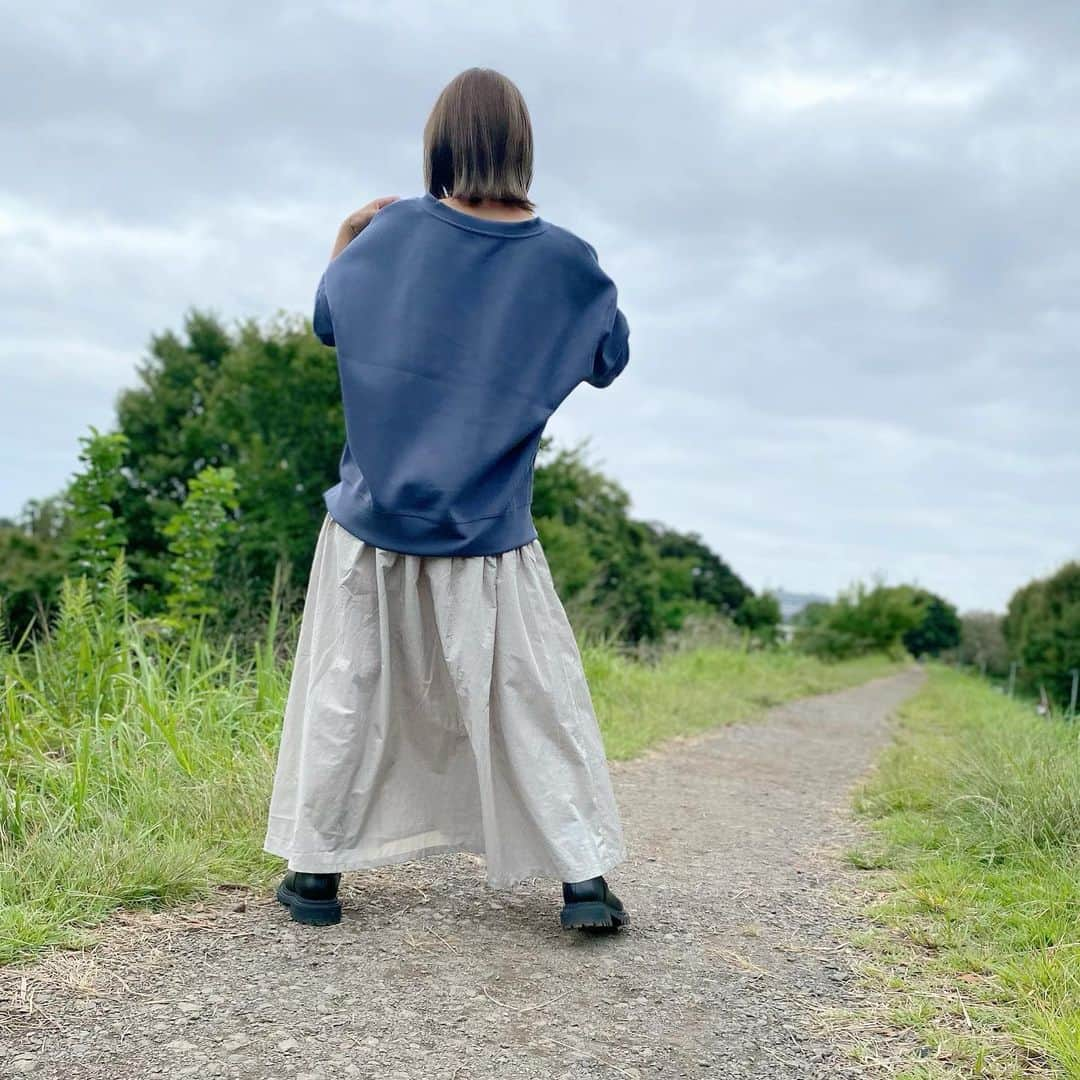 岡部玲子さんのインスタグラム写真 - (岡部玲子Instagram)「Photo by小5  本日もお疲れ様でした🏇  最終的に的中した分をだいぶ減らしましたが😂 今週はなんとかちょいプラスで終了‼️  喜びの舞⁉️😂(1枚目📷)  いやいや、この1か月で考えると だいぶマイナスですからぁっ😭  ちょっとだけ増えた分は 来週の心の余裕に繋がるので😁 (もう少し増えた状態がよかったけれど😢) まぁよしとします😅  写真の私のスカートは この秋3色買いしました😁 ボルドーを最初に買ってかなり気に入りまして ちょっとお安くなったタイミングで ライトグレーとブラックを買い足し✨ 枠色私服紹介コーナー(何だそのタイトル😂⁉️)にも 役立てたいと思います😂  子供達は最近トムアンドジェリーにハマっている🧀 2人とも今日はトムジェリの 長袖Tシャツを着ておりました✨  今日は長袖でも肌寒く感じたほどの涼しさ💦 皆様も寒暖差にはお気をつけください‼️  #岡部玲子 #タレント　#レポーター　#競馬キャスター　#私服　#ベイフロー　#色ち買い #ロングスカート　#ゆるコーデ #秋ファッション　#低身長コーデ #トムアンドジェリー　#fashion #autumnfashion #bayflow #tomandjerry #❤️」9月26日 16時37分 - reiko_okabe