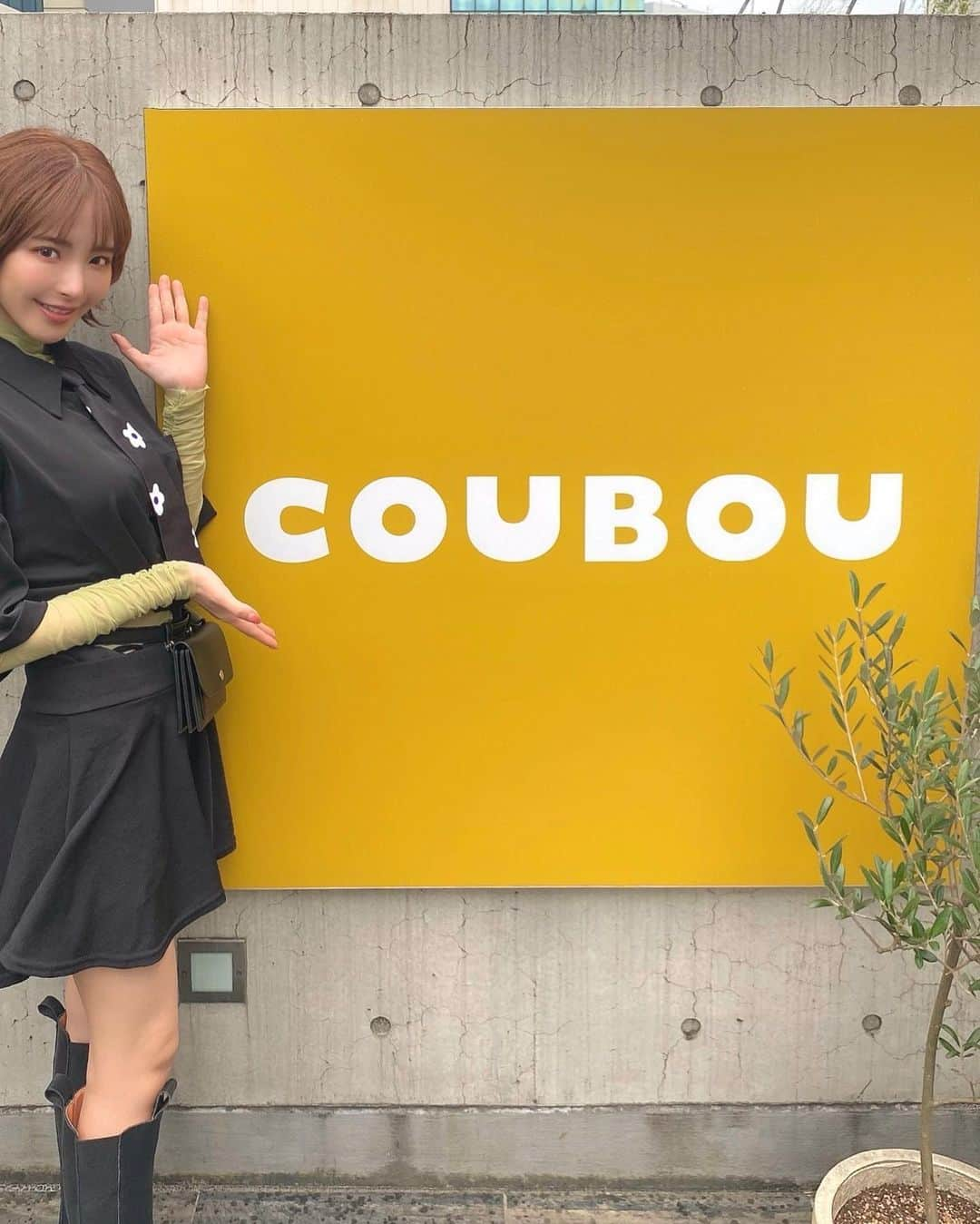 桃乃木かなさんのインスタグラム写真 - (桃乃木かなInstagram)「new hair color🧡 . . いつもお世話になっているsakiさんにお願いしたくて先日Openした新しい店舗に行ってきました！宮下パーク近くで内装も凄くお洒落な空間だったよ🌱 (そんな所でハンバーガー食べてすみません凄くおいしかったです😂) . . 本当はハイトーンにしたい、でも撮影がある、、、のでブラウンではない透け感のある可愛い〜色にしてもらったよ☺️感謝！ . . 新店舗の情報はsakiさん(@sakichaaaso )のアカウントで道順とかも載せてくれてるので是非見てみてね❤︎ .  #COUBOU #haircolor #haircut #宮下パーク」9月26日 16時43分 - kana_momonogi