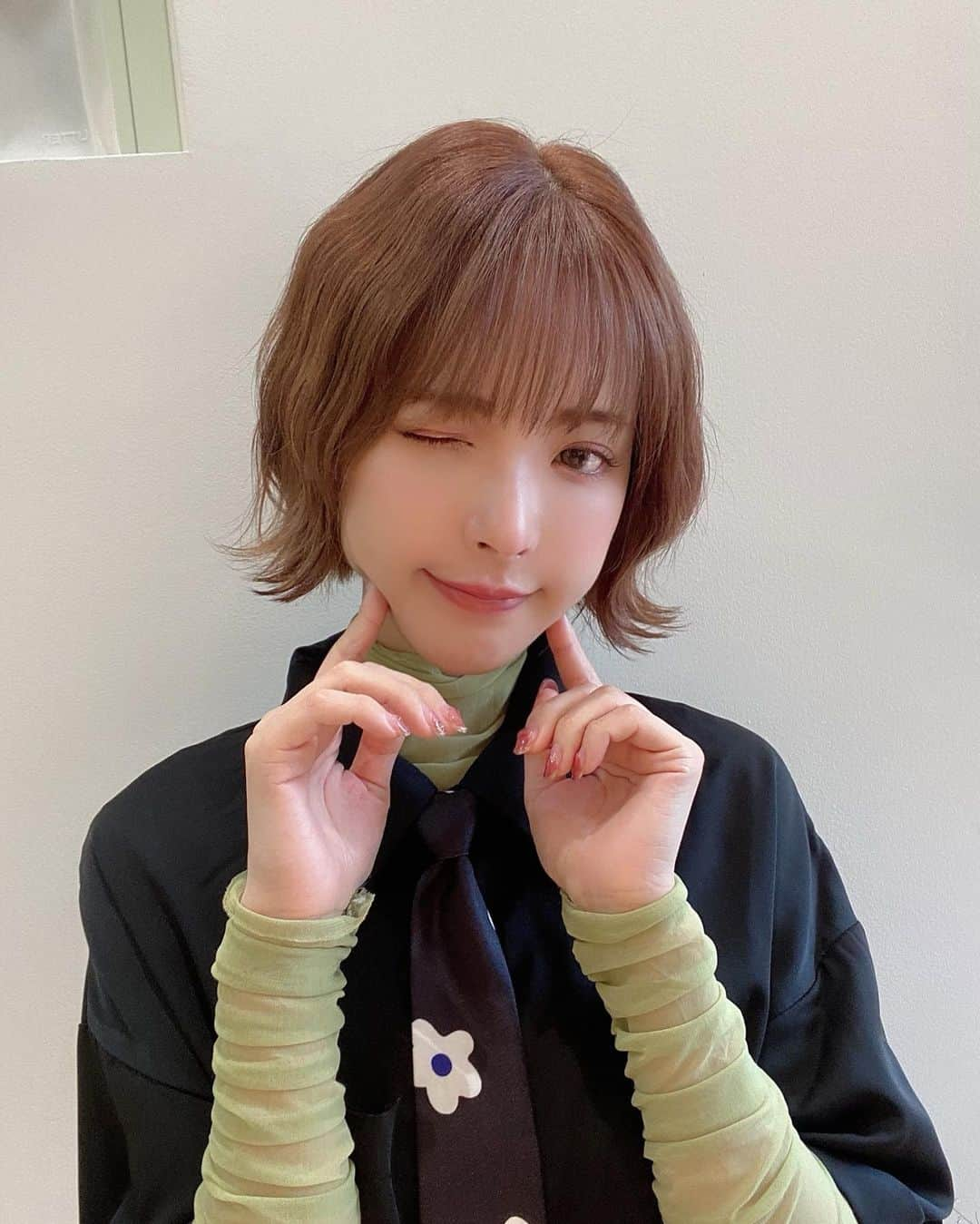 桃乃木かなさんのインスタグラム写真 - (桃乃木かなInstagram)「new hair color🧡 . . いつもお世話になっているsakiさんにお願いしたくて先日Openした新しい店舗に行ってきました！宮下パーク近くで内装も凄くお洒落な空間だったよ🌱 (そんな所でハンバーガー食べてすみません凄くおいしかったです😂) . . 本当はハイトーンにしたい、でも撮影がある、、、のでブラウンではない透け感のある可愛い〜色にしてもらったよ☺️感謝！ . . 新店舗の情報はsakiさん(@sakichaaaso )のアカウントで道順とかも載せてくれてるので是非見てみてね❤︎ .  #COUBOU #haircolor #haircut #宮下パーク」9月26日 16時43分 - kana_momonogi