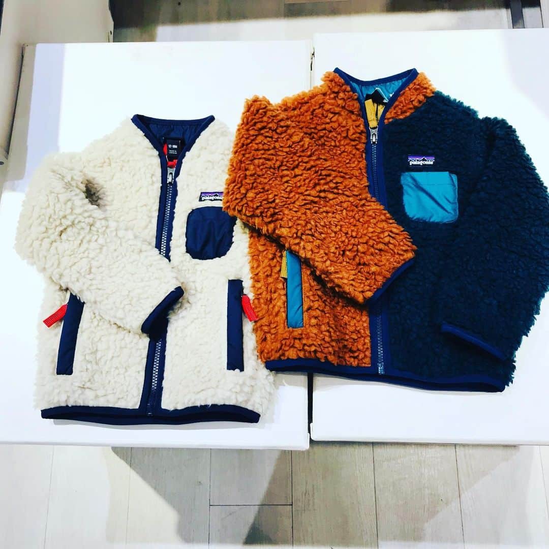 StampStompのインスタグラム：「⭐️こんばんは⭐️ stompstamp 二子玉川ライズ店です😃  夜は夜風が冷んやりしてきて、 秋が深まってきましたね🍁  毎シーズン秋冬の完売必至💦 mustアイテムのpatagonia ⭐️レトロ X  JKT ⭐️レトロ X  VEST  が入荷しております🙆‍♀️  大人でも大人気のレトロX、 親子コーデで 楽しんでみませんか？？😚  早い者勝ちなので、 是非ご来店お待ちしております✨✨✨  お取扱店舗 ・二子玉川ライズ店 ・京都大丸店 ・熊本鶴屋百貨店  #patagonia#patagoniaレトロx #patagonia kids #親子コーデ#親子リンクコーデ#おしゃれママ#おしゃれさんとつながりたい#アウトドア#アウトドアファッション#アウトドアコーデ#フリース」