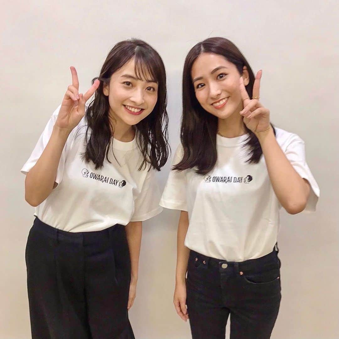 田村真子さんのインスタグラム写真 - (田村真子Instagram)「💛  麻音子さんが一緒に写真を撮ってくれました🥰  お笑いの日 @owaraiday のスチール撮影で順番が次だったのでラッキーでした！ 私は本番では10月2日14時〜オープニングの「お笑いミクスチャーFES」をIHIステージアラウンド東京というシアターからお送りします💃 時間も場所も他のアナウンサーとは別なので当日は絶対に会えない！ということで貴重なグッズTシャツでの写真です笑  今年のお笑いの日Tシャツ、モノトーンでその日のボトムスにぴったりだったので2人でこのまま帰りそうになりました笑 気になる方は是非こちらから👏 https://shopping.tbs.co.jp/tbs/shop/goods_dvd/variety_owaraiday」9月26日 17時28分 - tamura_mako_