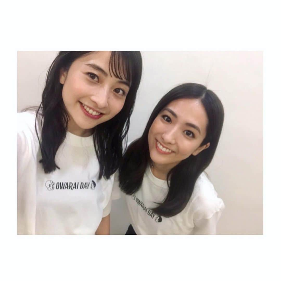 田村真子さんのインスタグラム写真 - (田村真子Instagram)「💛  麻音子さんが一緒に写真を撮ってくれました🥰  お笑いの日 @owaraiday のスチール撮影で順番が次だったのでラッキーでした！ 私は本番では10月2日14時〜オープニングの「お笑いミクスチャーFES」をIHIステージアラウンド東京というシアターからお送りします💃 時間も場所も他のアナウンサーとは別なので当日は絶対に会えない！ということで貴重なグッズTシャツでの写真です笑  今年のお笑いの日Tシャツ、モノトーンでその日のボトムスにぴったりだったので2人でこのまま帰りそうになりました笑 気になる方は是非こちらから👏 https://shopping.tbs.co.jp/tbs/shop/goods_dvd/variety_owaraiday」9月26日 17時28分 - tamura_mako_