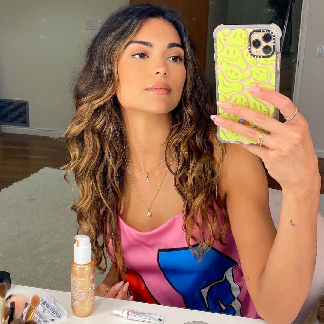 キラ・サントーロのインスタグラム：「Guys it was imperative for me to show you my outfit from this weekend. I wore pink and I don’t even really like pink 💖🐷🌸」