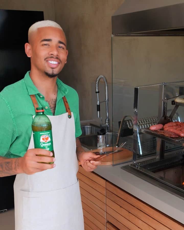 ガブリエル・ジェズスのインスタグラム：「Domingo no Brasil é assim: churrasco e Guaraná Antarctica!  Aproveita e se liga na promoção 100 anos, 100 prêmios de @guaranaantarctica! Você pode concorrer aos prêmios de até 5 mil toda semana, de 100 mil todo mês, e um prêmio final de 500 mil reais! Tudo isso dá mais um MILHÃO em prêmios! É só cadastrar produtos Guaraná Antarctica no site guaranaantarctica.com.br/100anos e começar a concorrer! Ah, e latinhas valem o dobro de chance, viu?! Corre pra participar, porque depois de ganhar é só descanso e Guaraná gelado! 😎🏝  #100anos100prêmios #publicidade . . . . . . Participação válida para maiores de 16 anos (desde que devidamente assistidos) entre 15/08 e 30/10/21 (horário de Brasília), sendo limitada a 24 produtos por comprovante fiscal de compra, sendo no máximo cinco diferentes desses por dia e a 2.000 números da sorte durante todo o período. Guarde todos os comprovantes fiscais de compra cadastrados. Antes de participar, leia o Regulamento no sitewww.guaranaantarctica.com.br/100anos. Certificado de Autorização SECAP/ME 04.013959/2021. *Em certificados de ouro」