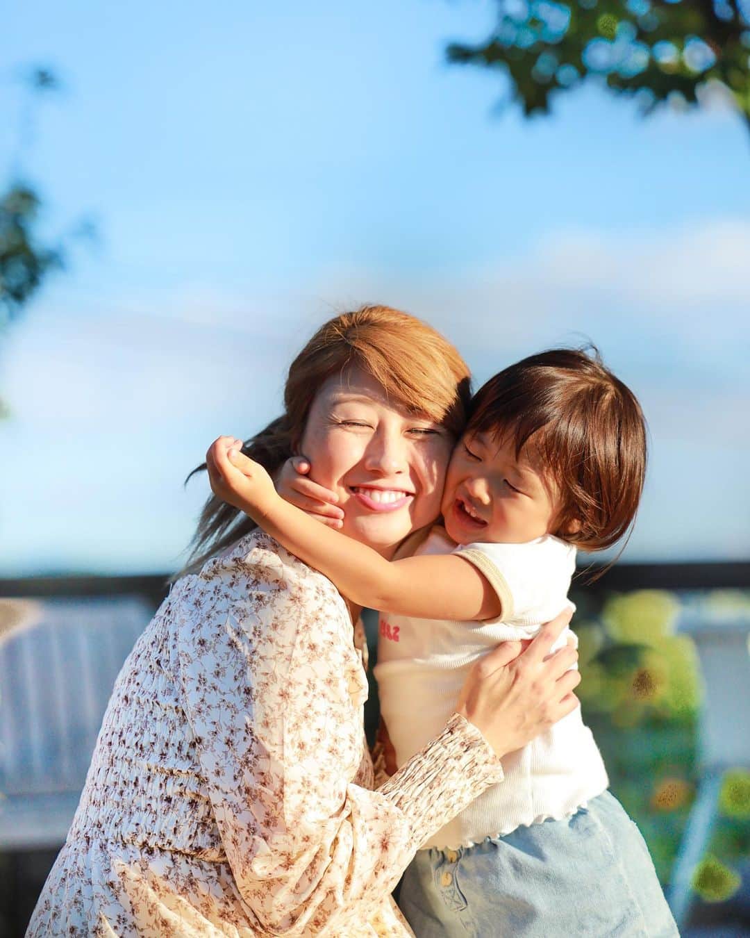 吉田ちかのインスタグラム：「These might be my last photos with Pudding before she becomes a big sister!  Sorry it’s been awhile since my last post. I’m in my 35th week of pregnancy and I actually had to check in to the hospital a couple of days ago for bed rest to prevent preterm labor. The baby is going great and so am I, we just have to sit tight until 37 weeks when it’s safe for him to come out.   When the doctor first told me I needed to stay at the hospital I was like “No, I’ve got pudding to take care of I can’t be gone for 2 weeks!” But there’s really no way to get any bed rest at home when you’ve got a little one…  So I didn’t really have a choice, but Osaru-san stepped up and was very positive about the whole thing saying “this is a good chance for me to spend quality father-daughter time with Pudding so don’t worry. You go rest.” Thank you Osaru-san!!  Of course Pudding is sad without Mommy and it’s heartbreaking whenever she asks me when I’m coming home. But we’ve been video chatting in the morning and evening. I’ll read her a book and surprise her with a snack and she’s usually pretty good 😊   Yesterday morning she actually asked me to call her back later because she was busy watching Peppa Pig!! lol Yeah, I don’t think I need to worry so much 🤣  Anyway, I’ll be taking it slow for awhile (especially with the videos), but I’ll definitely keep you guys posted!!   これらの写真は、お姉ちゃんになる前のプリンとの最後のツーショットかも！(なぜか3枚目と4枚目が真っ黒になってしまってるので、また別でアップします👍)  久しぶりの投稿になってしまってごめんなさい🙇‍♀️ 先程アップした動画でもシェアしているのですが、実は、先日から切迫早産で入院しています😅  赤ちゃんも私も元気ですが、私に似てせっかちなのか、出たがってしまっていますw💦 無事に出産できる37週になるまで2週間安静にということで、入院することになりました。  先生から入院が必要ですと言われた時は、「え？プリンもいるし、入院なんかできないよー！」と思ったのですが、入院しない限り、安静もなかなか難しいのが現実…   最初は戸惑いましたが、「プリンとラブラブ💕生活を満喫するから病院でゆっくりして」とおさるさんが言ってくれて、気持ちがだいぶ楽になりました😊おさるさん、ありがとう！  そんなおさるさんはワンオペ育児で大変ですが、急にママがいなくなってしまったプリンもかなり辛いかと😢  朝と夜、ビデオチャットをしているのですが、いつ帰ってくるの？！と泣かれるたびに心が💔でも、画面越しに絵本を読んだり、お菓子でサプライズしたりするとどうにかご機嫌になってくれています。  可哀想😭と思ってAmazon で新しい絵本を買ってあげたり、遠隔でできるサプライズを色々と考えていたのですが、昨日の朝電話したら「マミー後で電話して〜ペパピッグ見てるから」と言われました😂  あまり心配しなくていいかもw   ということで、しばらくゆっくりさせて頂きますが、ここでちょこちょこアップデートできればと思います😊」