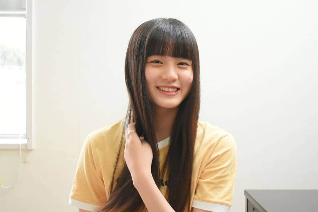 丸本凛のインスタグラム：「鬼滅の映画初めて観ましたが、泣きました、、。  #photooftheday #instagood #instamood #16yearsold #japanesegirl #tshirt #longhair」