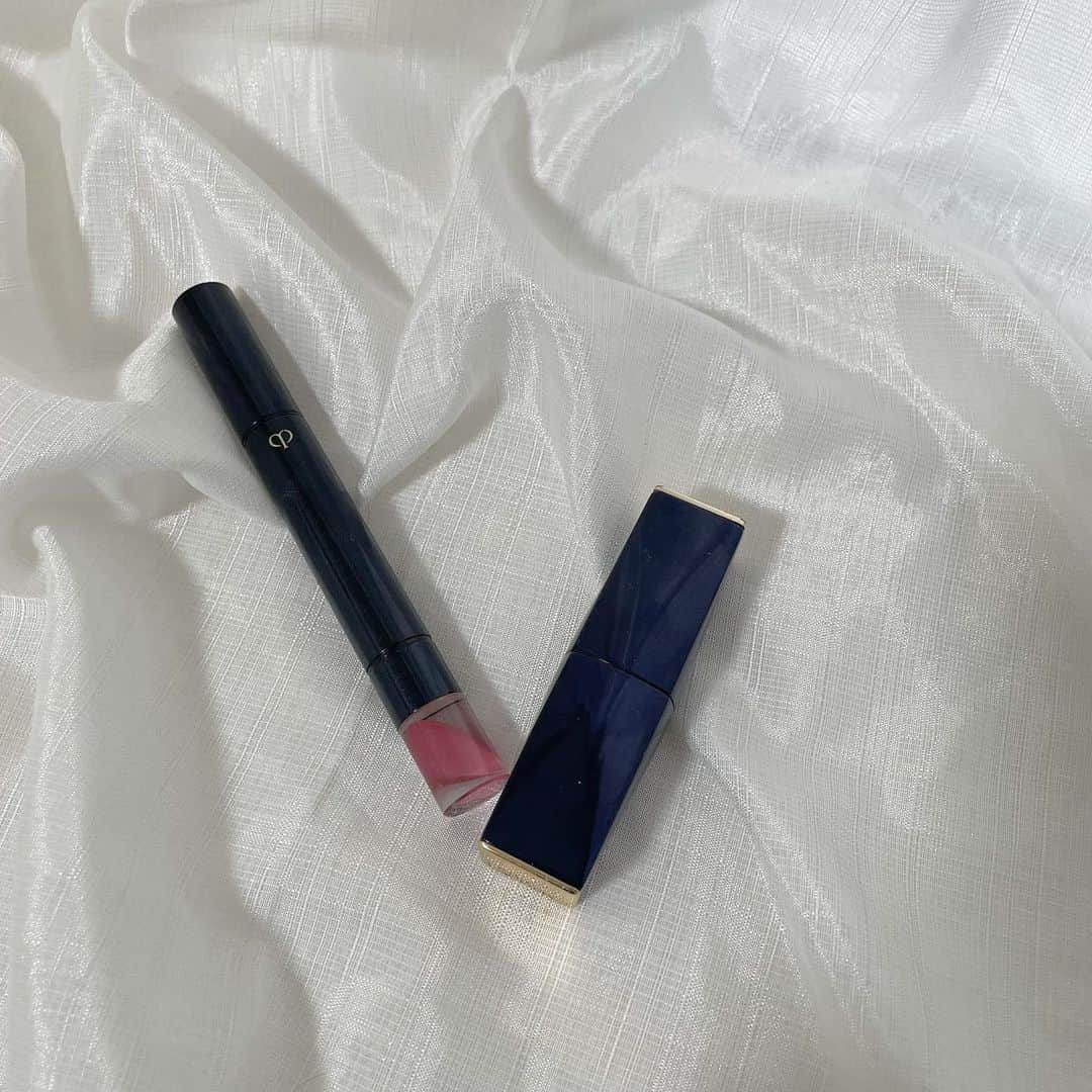 杉浦みずきのインスタグラム：「. ネイビーコンビ どっちも優秀リップです💄 キャスターのお仕事のときに使ってる！✨   #cledepeaubeaute  #クレドポーボーテ  #esteelauder  #エスティーローダー  #口紅 #リップ」
