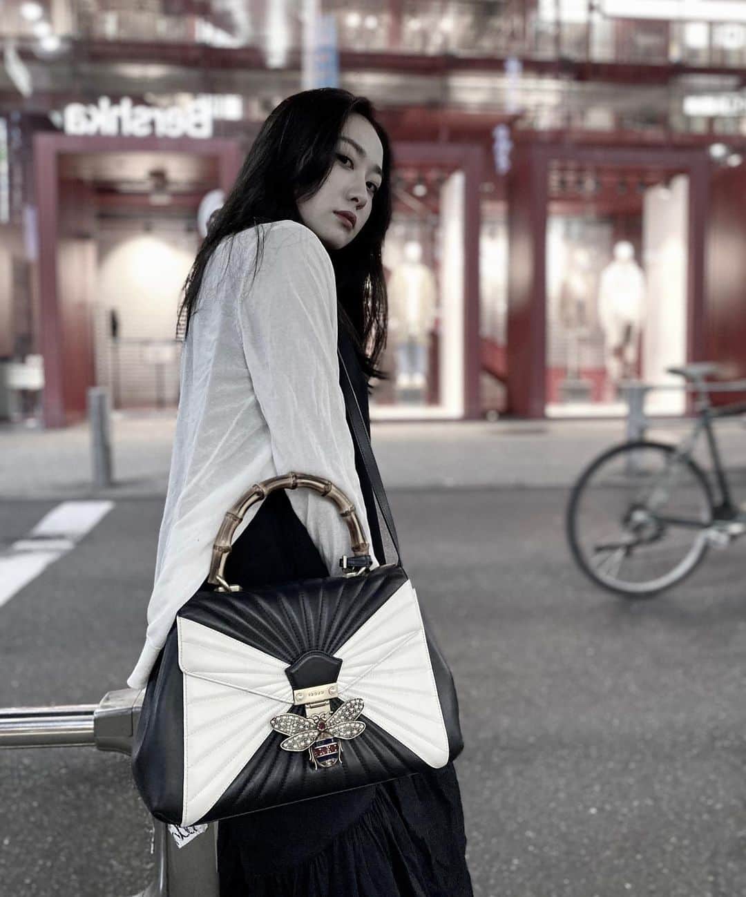 天野真彩のインスタグラム：「🖤 『Bee』」