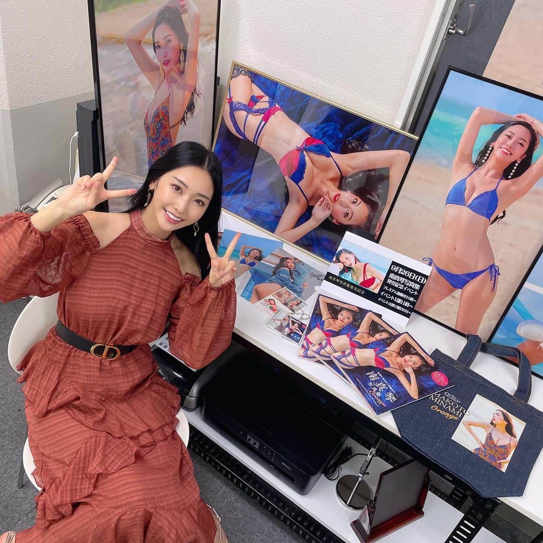 のインスタグラム：「写真発売イベント無事終了❤️ 来てくれた皆さん、ありがとうございました🥰 通販で買ったよーってDMも全部見てます！！ 応援してくれた皆さんのおかげでこうやって写真集を出せて、リアルイベントまで開催できて感謝しかないです🙏✨ . サプライズで矢野も来てくれて嬉しかったー💓 これからも頑張ります💪 . #南真琴　#写真集　#レースクイーン」