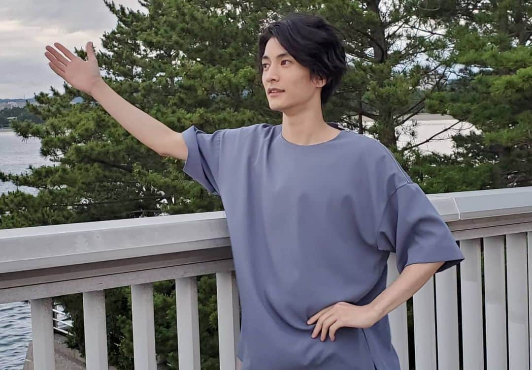 推しの王子様さんのインスタグラム写真 - (推しの王子様Instagram)「⚠️#推しプリ 蔵出しショット  5話 遊園地のダッシュシーン前のオフショット  空気を吸い込んで(たぶん)、風を体で受け止めて(たぶん)、……これなんでしょう？？  いつもサービスを忘れない #渡邊圭祐  さんでした！ ありがとうございます😆  #推しの王子様」9月26日 19時58分 - oshi_no_oji