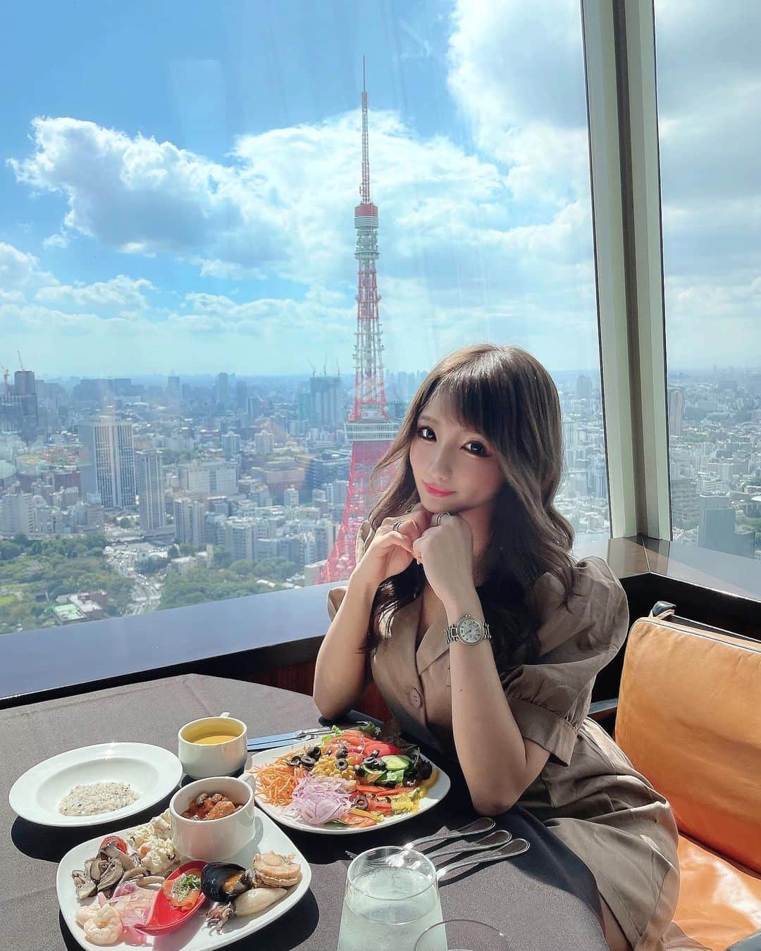 まゆぴちゅーさんのインスタグラム写真 - (まゆぴちゅーInstagram)「おしゃれBuffet lunch🍴❤︎❤︎  XEX ATAGO GREEN HILSでブッフェ💋♪ ▷▶︎▷▶︎ @xex_info   42階の東京タワーなどの景色が一望できる おっしゃれ〜なとこなの😍😍😍！  ここのビュッフェは季節ごとに内容も変わって、 そして本当に全て美味しい😭😭😭💓💓💓  今回は秋のブッフェ🍁だったから、 きのこやトリュフを使った料理があったり、 デザートコーナーには、 動画に載せた『搾りたてモンブラン🌰』 が食べられたりして🥺🥺🌰🧡🧡  大好きな2人とも楽しい時間過ごせて、 最高でしかなかったです😋😋💓💓  ここのブッフェおすすめ〜❤︎ みんなはブッフェとか好きーー\( ˆoˆ )/🤍？ . . . #xex #xex盛り付けコンテスト #xexatagogreenhills #xex愛宕 #東京タワー #景色が綺麗 #デートスポット #東京ランチ #都内ランチ #港区グルメ #東京グルメ #buffet #lunchbuffet #ランチビュッフェ #ランチブッフェ #おしゃれランチ #インスタグルメアワード2021」9月26日 19時59分 - mayu_03pichu