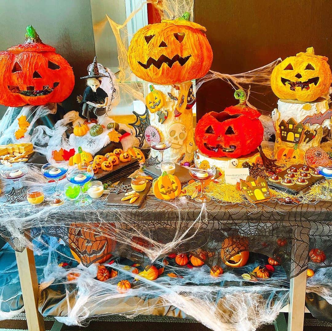 のインスタグラム：「ハロウィン アフタヌーンティー🎃👻💓  →グランドハイアット東京 「フレンチキッチン」で、オトナ女子ハロウィン でございます〜🎃🎃🎃💓 @grandhyatttokyo   ディスプレイも可愛いくてテンション上がります〜🎃⤴️  ティースタンドには 7種スイーツ、2種グラススイーツ、5種セイボリー、2種スコーン😍❤️  ワゴンで、化学実験のように色が変わる“目玉”デザートが登場したり、指型のメレンゲ、スパイダーのチョコガナッシュなど遊び心満点のハロウィンスイーツが楽しめます。  お栗さま♡モンブランもございます〜 入刀したら、小ぶりながらも 中にお栗さまいらして 丁寧なモンブランちゃん💓  フレンチキッチンらしい ゆったり優雅な空間で安全対策万全です。 フォトスポットでの撮影も楽しいのでぜひー❤️  ちなみに、3人の小物は持参。 張り切ってきました〜😂🎃❤️💓🧟‍♀️👻  ご予約はこちら🔻 https://www.tokyo.grand.hyatt.co.jp/restaurants/recommended/halloween/  Thank you for inviting me @grandhyatttokyo   #アフタヌーンティー#afternoontea  。。。。  詳細書いておきますねー❤️  2021年9月21日（火）~10月31日（日） 15:00 ~ 17:00（ラストオーダー 16:00） ※90分制  ●スイーツ  モンブラン  マロンショートケーキ  パンプキンタルト  パンプキンシュークリーム  キャラメルペアケーキ  スパイダークッキー  フィンガークッキー   ●グラススイーツ ※以下4種類からお1人様2種類をランダムで  マスカットゼリー  マロンムース  パンプキンプリン  アップルティーゼリー   ●セイボリー 豚肉とハーブのコロッケ サフランアイオリ かぼちゃと卵のブリオッシュサンド ビーツルートゼリー 牛肉のココット キャロット ロックフォールブルーチーズ パンプキンシード ウズラの卵ロワイヤルタルトレット   ●スコーン プレーンスコーン パンプキンスコーン   ●紅茶 ロサンゼルス発のプレミアムオーガニックティーブランド「ART OF TEA」社より今回のアフタヌーンティーのためにセレクトした3種類の中から、お好きなお茶を1種類。ホットまたはアイスで  ●カフェ フリーフロー 上記の紅茶に加え、コーヒー・エスプレッソ・アメリカン・カフェオレ・カフェラテ・カプチーノなどホットやアイスでお好きなだけ  。。。  楽しい日曜日でしたか〜✨❤️😍？ 明日からも またよろしくお願いいたします  早起きさんは 7:20からフジテレビ 「めざましテレビ」見てねー❤️✨⏰  。。。  #grandhyatttokyo #グランドハイアット東京#ハロウィンアフタヌーンティー#ハロウィン#ハロウィンコスプレ #ホテルアフタヌーンティー#ホテルスイーツ #里井真由美#フードジャーナリスト里井真由美 #ありが糖運動 #さといいね」