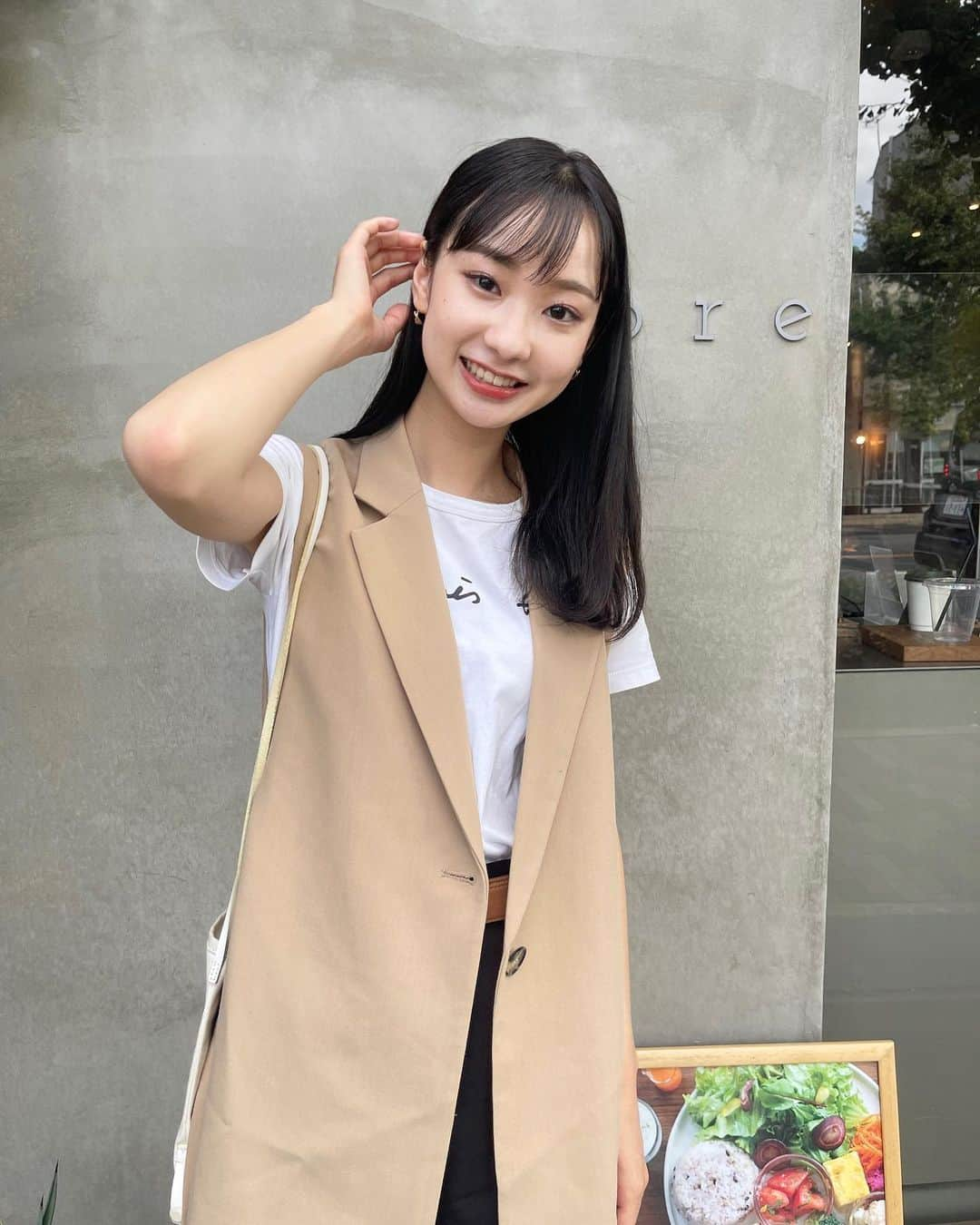 田邉彩香のインスタグラム：「こんばんは！あやかです🦥🤍  いつも #あやぽち して下さっている方 本当にありがとうございます！ 今日もぽちっとして頂けるとうれしいです♡ 報告もお待ちしています☺️🤝  このあと21時からミクチャで配信します！ 残すところ配信もあと3回！ 昨日ワクチン2回目を接種してきて今日は家でごろごろしていたので、パジャマ配信にします👼 お時間ある方はぜひ遊びに来てください✨  ────────────────  #ミスキャンパス同志社 #ミスコン #ミスキャン #同志社大学 #同志社 #京都カフェ #丸太町カフェ #鴨川 #神宮丸太町 #神宮丸太町カフェ #zara #agnesb #ザラ #アニエスベー」