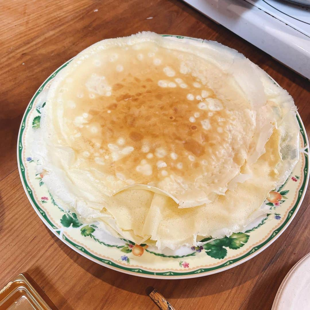 おーせさんのインスタグラム写真 - (おーせInstagram)「レシピあり♡ く、、くれぷ。 簡単混ぜるだけの美味しいクレープ  たまご　1 砂糖　大さじ1  よく混ぜる  そこにふるいにかけた小麦粉50gよく混ぜる  ちょいと重たくなると思うからそれでよし  牛乳220ゆっくりまぜる  放置している間にクレープにいれる具とかを用意する  インダクプレート160度、エサンテを薄く塗ってやく 2回目からはエサンテやらなくてよい！！  フライパン、インダクションレンジが欲しい人はDMください♡  #queencook#o型レシピ#大切なのは放置すること#手作りおやつ#ノンスティックフライパン26cm #ノンスティックフライパン   時短レシピ#インダクションレンジ#クィーンクック#インダク⠀ #もりおーせのキッチン⠀ ⠀ #クレープ #おうちクレープ #手作りクレープ #クレープレシピ #嫁にもらえ」9月26日 20時48分 - oosedon