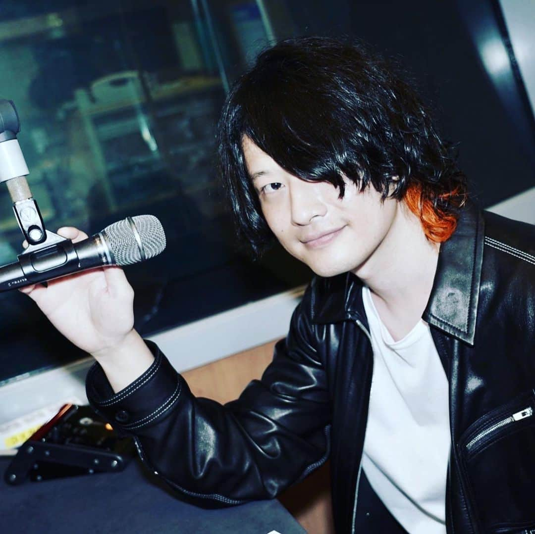 磯部寛之さんのインスタグラム写真 - (磯部寛之Instagram)「Thanks to all of you who tuned in to GORILLA RADIO tonight! Such an enjoyable moment. Can’t wait to talk to you all next month! Hiro 今夜の GORILLA RADIO聴いてくれた皆さんありがとうございました！本当、貴重で楽しい時間です。今日は選曲もタイムスリップ感あって情緒に溢れてましたな。また来月もよろしくです！ そして番組終了直後に、白井奈津さんの FIND OUTに少々飛び入り。突然なのに進行完璧ななっちゃん、さすがっす。スタッフさんも皆さん温かくて、最高のチームです。ファインドアウターの皆さま、お邪魔しました。楽しかったです。ひろ #alexandros #gorilla_r #findout #ファインドアウター #zipfm #来月 #が #待ち遠しい」9月26日 21時03分 - hiro_isobe_alexandros