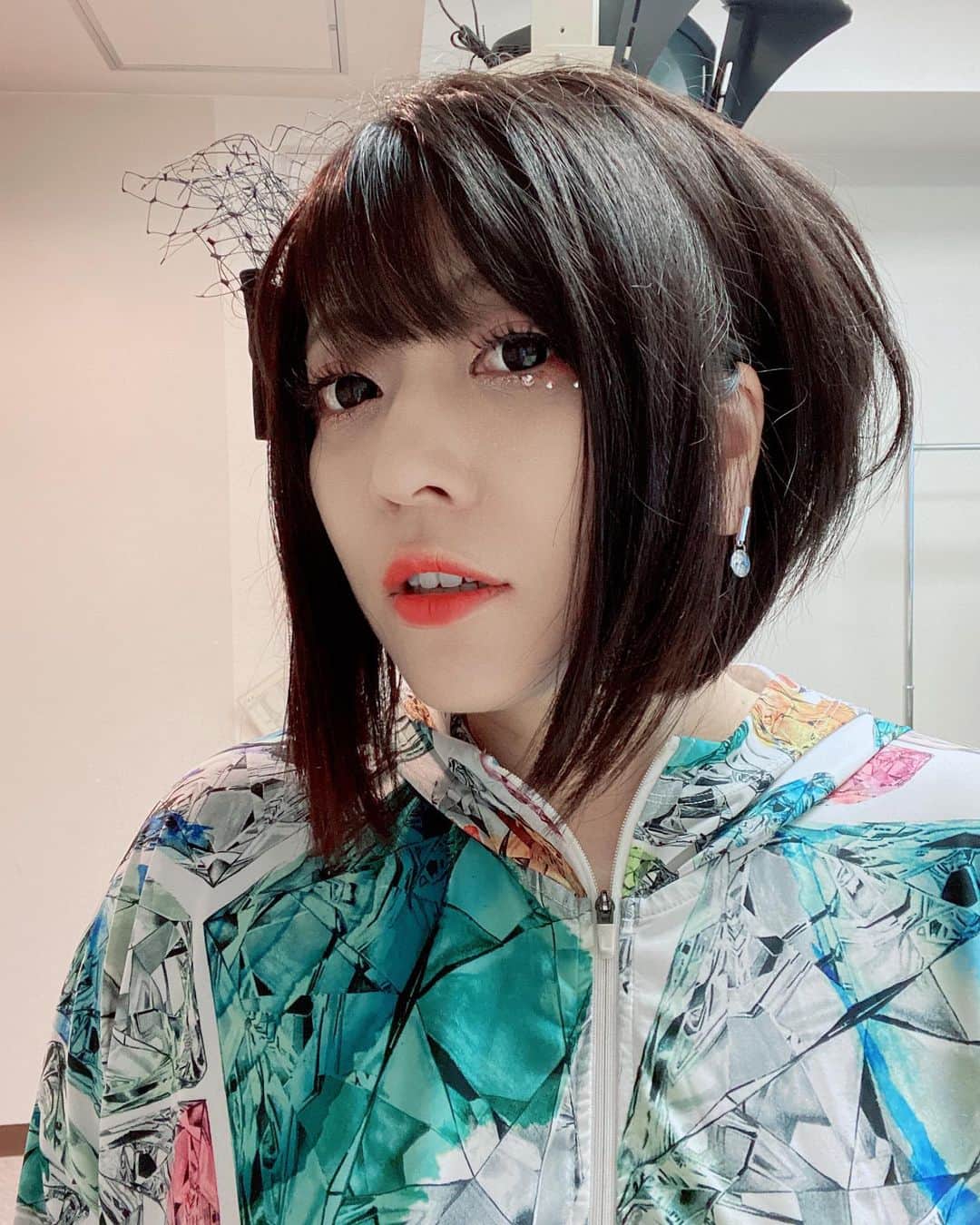 鈴華ゆう子のインスタグラム：「今日のヘアメイクは、分け目をいつもと逆にしてみました。服は、NIKEの上下セットアップのトレーニングウェア。 岩手から東京へ帰ります。  #鈴華ゆう子  #和楽器バンド  #Wagakkibnd  #yukosuzuhana  #wgb_infinity」