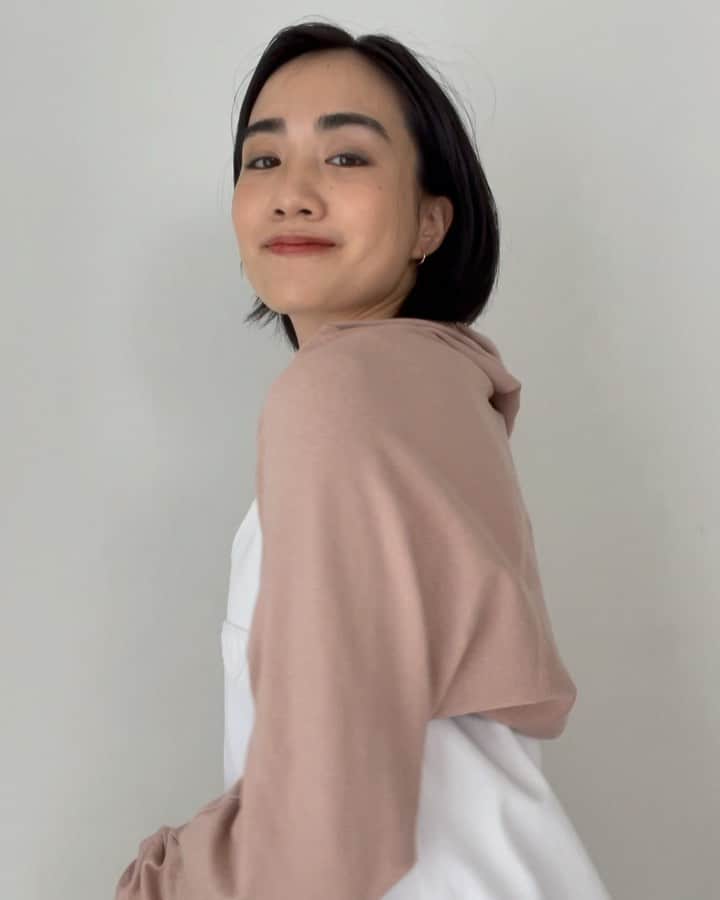渡邉香織のインスタグラム：「あと少し夏服着たい🐇  Shoulder warmer @repettoparis  Dress @prada」