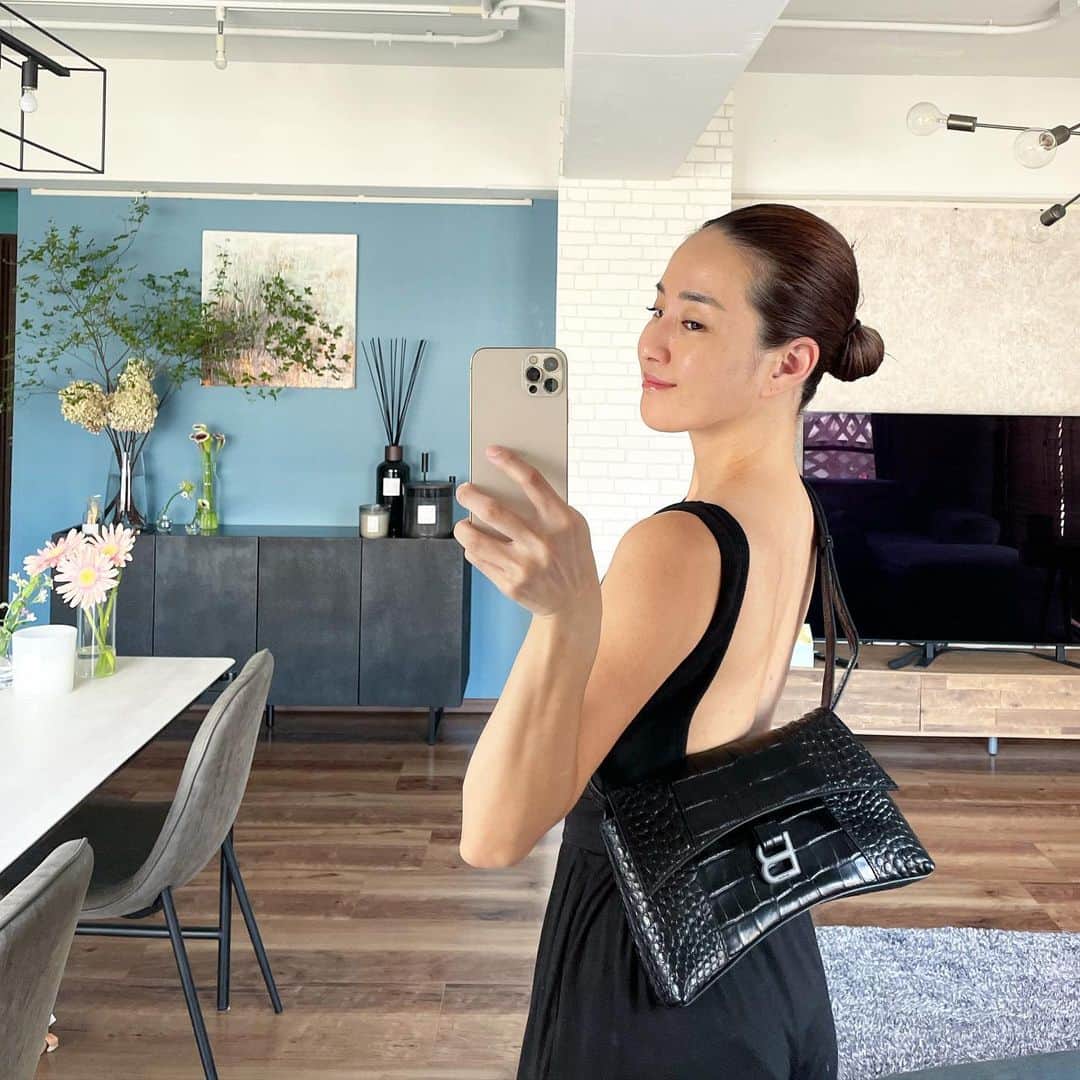 秋定麻紀子のインスタグラム：「大きさがちょうどいい。 @balenciaga」