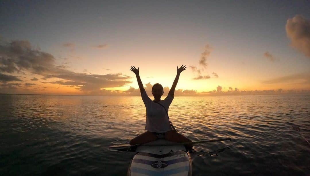 田中律子さんのインスタグラム写真 - (田中律子Instagram)「今日のサンセットSUP🌞 ほんのちょい波でも遊べて🏄‍♀️綺麗だったなー💛  マジックアワーにSUPクルージングにSUPサーフィン🏄‍♀️幸せすぎる🤩  今日もありがとー💛  #okinawa  #okinawalife  #beachlife  #sunset  #sup #supsurfing  #beautiful  #海のある生活」9月26日 21時09分 - ri2kotanaka