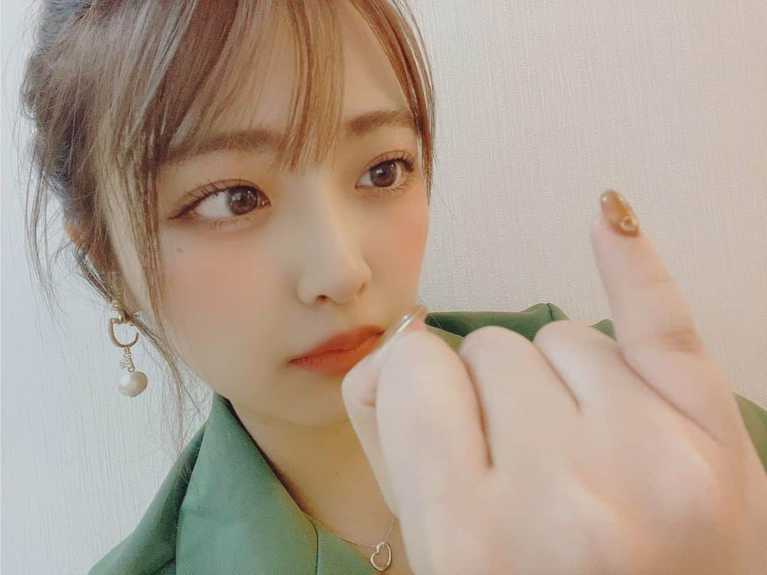 MaRuRi（まるりとりゅうが）さんのインスタグラム写真 - (MaRuRi（まるりとりゅうが）Instagram)「New Nail 🍂🍃 . . 秋やけんべっこうネイル🤎 あと差し色でピスタチオもいれた💚 なんか美味しそう〜🤤🌰 今月は薬指の爪が折れたので スカルプやめてジェルネイル🤥 久しぶりに短い小指見て萎えてます😑 爪が生えるまではこの小指で我慢😕 . . アンククロス(@ankhcross_official) アンククロスネイル池袋北口店(@ankhcross_nail) ハンド💅豊田さん⛸(@ankhnail_ha) いつもありがとうございます😘💕 . . 東京都豊島区西池袋1-43-3日精ビルB1F 03-5960-7186 #ankhcross #アンククロス #ankhcrossnail #アンククロスネイル #nail #ゴールドネイル #nails #gelnails #ジェルネイル #スカルプ #ピスタチオネイル#newnail #pinknails #キラキラネイル #秋ネイル #鼈甲ネイル#べっ甲ネイル#💅ブラウンネイル」9月26日 21時21分 - maruridayo