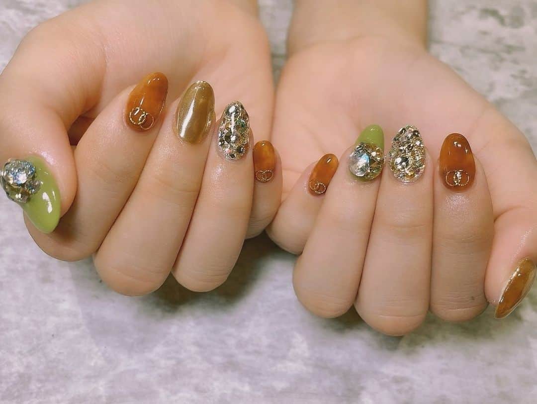 MaRuRi（まるりとりゅうが）さんのインスタグラム写真 - (MaRuRi（まるりとりゅうが）Instagram)「New Nail 🍂🍃 . . 秋やけんべっこうネイル🤎 あと差し色でピスタチオもいれた💚 なんか美味しそう〜🤤🌰 今月は薬指の爪が折れたので スカルプやめてジェルネイル🤥 久しぶりに短い小指見て萎えてます😑 爪が生えるまではこの小指で我慢😕 . . アンククロス(@ankhcross_official) アンククロスネイル池袋北口店(@ankhcross_nail) ハンド💅豊田さん⛸(@ankhnail_ha) いつもありがとうございます😘💕 . . 東京都豊島区西池袋1-43-3日精ビルB1F 03-5960-7186 #ankhcross #アンククロス #ankhcrossnail #アンククロスネイル #nail #ゴールドネイル #nails #gelnails #ジェルネイル #スカルプ #ピスタチオネイル#newnail #pinknails #キラキラネイル #秋ネイル #鼈甲ネイル#べっ甲ネイル#💅ブラウンネイル」9月26日 21時21分 - maruridayo