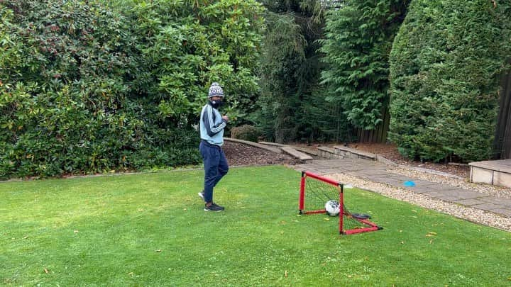 ジャーメイン・デフォーのインスタグラム：「Sunday Tricks 😜⚽️」