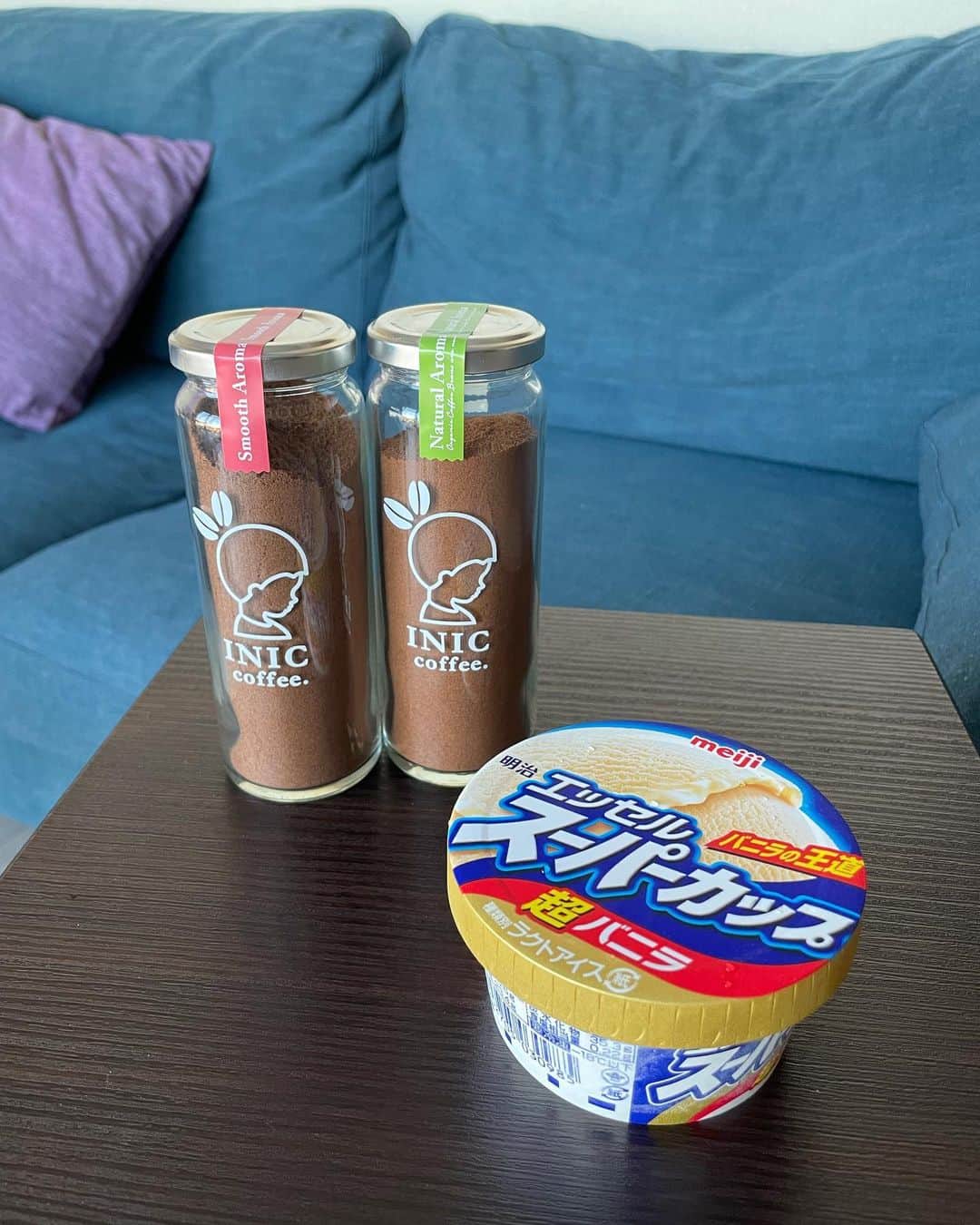 坂元美香さんのインスタグラム写真 - (坂元美香Instagram)「こんばんは😃  今日よかったことを3つ。  ①初めて勝浦へ行けた ②ゴルフが楽しかった ③昨日の朝仕込んでおいたいくらの醤油漬けと 塩漬けを夜ごはんでいくら丼にしたら美味しかった  写真は最近ハマってるアイスの食べ方です。  先日、チャオパニックティピーの展示会で 出会ったINIC Coffeeというパウダーコーヒー。 瓶が可愛くて一目惚れしたのです。 インスタントコーヒーがこんなにお洒落だなんて！  コーヒーとして飲むだけではなく、 スーパーカップにかけて食べると めちゃおいしいと聞いて、 さっそくやってみたら美味しすぎて ハマってます😚  _ _ _  1日の終わりに良かったことを3つ 書いていくコーナーです。  どんな時でもプラス要素を見つけるのは 自分にとっても他人に対しても 前向きに生きるヒントと感謝の気持ちが 生まれそうな気がします。  みなさんも、もしよければ コメント欄へどうぞ。  #パウダーコーヒー」9月26日 21時33分 - mika_saka