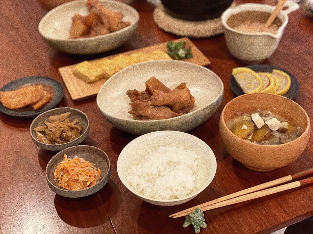 瀬戸サオリのインスタグラム：「今日の晩ご飯🍚でした☺️ . 辛子蓮根が好きすぎて 物産展で買いました🥰  今日も朝からやりきったので クタクタだけど達成感🦦🌱 . 肌寒くなってきて この季節大好きすぎて 幸せすぎる🥺🎈🌈 明日も頑張るぞ〜☺️ ＿＿＿＿＿＿＿＿＿＿＿＿ #おうちごはん #晩ご飯 #有機野菜 #オーガニック #saori_cooking」