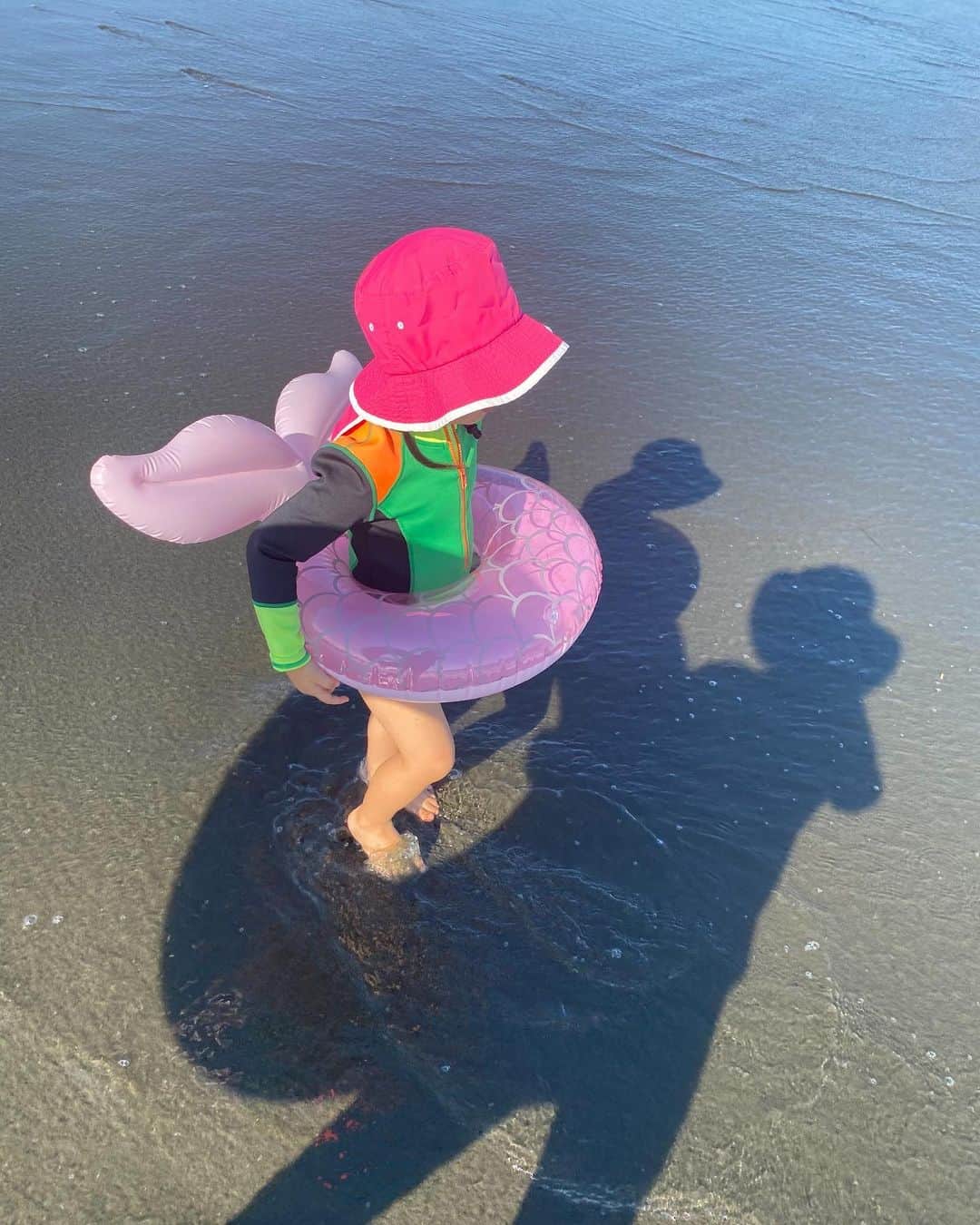 鈴木六夏さんのインスタグラム写真 - (鈴木六夏Instagram)「Qのお誕生日だったこの前の祝日は 今年最後だったかもしれない真夏日で 家族で海に行きました。  この日は波も静かで、初めて誰の手も借りずに1人でパシャパシャ泳げたQ✨とても嬉しそうだった！  こんな時間が過ごせたことは きっと海の神様からのプレゼントだねー！とありがたく思いました😊  ３枚目は０歳、お風呂で寝ちゃったよの図。 ４枚目も０歳、ご飯中に寝ちゃったよの図。 懐かし映像の見返し、最近の癒し時間😂 #Qさん」9月26日 22時26分 - rikuka.62