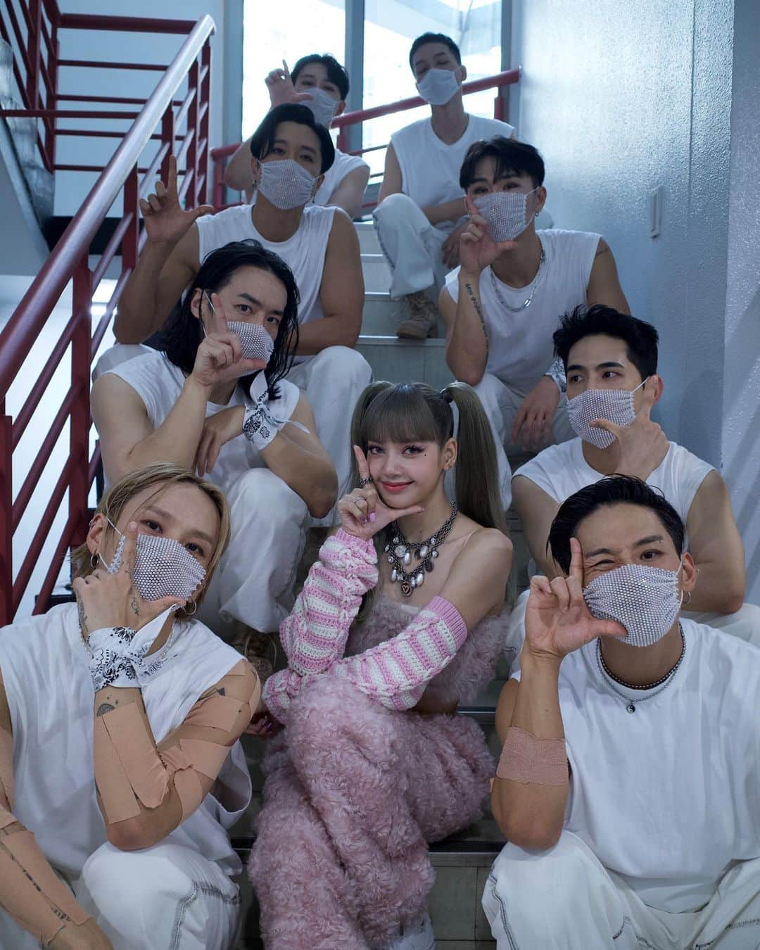 リサさんのインスタグラム写真 - (リサInstagram)「언니,오빠들 너무 고생했어요 🤘🏻」9月26日 22時34分 - lalalalisa_m