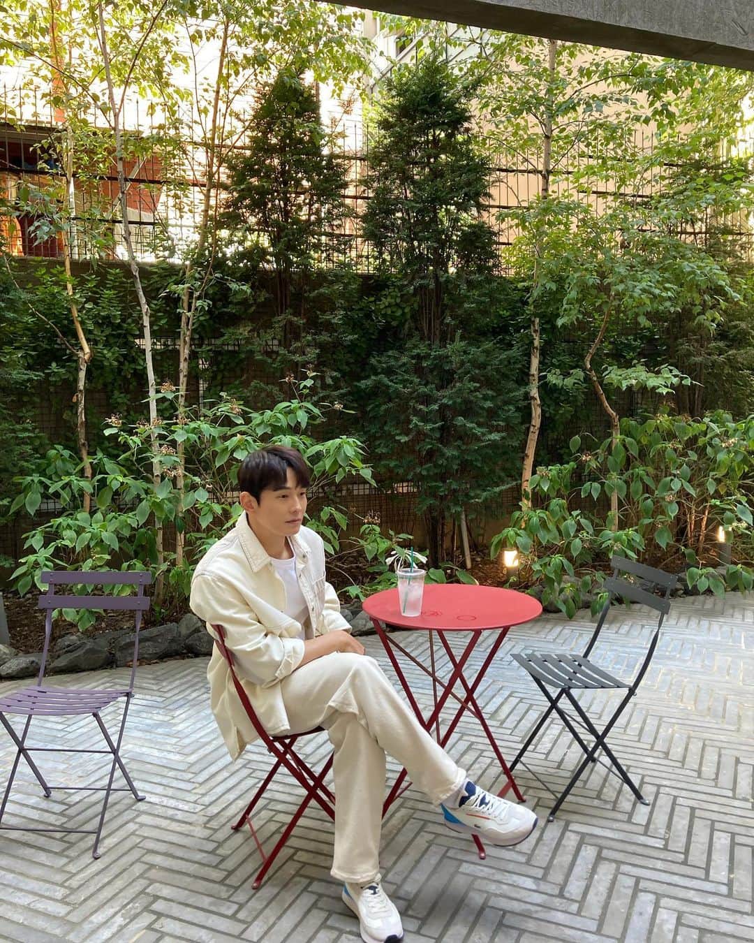 オン・ジュワンのインスタグラム：「#나혼자산다 는 잘보셨는지🤔 그냥 한번 올려보는 사진🙋‍♂️ 주말 잘 보냈을거라 생각하고~ 내일 시작하는 월요일 화이팅👏」