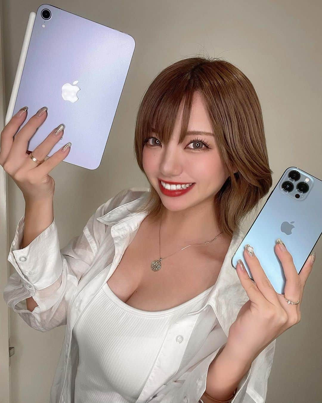 みきでりさんのインスタグラム写真 - (みきでりInstagram)「発売日にiPad miniとiPhone13 ProMAXげっと📱💜💙 機種変は今回も @koki_komai さん🧑🏻‍💻✨ iPhone Xの頃から毎年お願いしてる🤝笑  iPad miniは正輝が欲しいって言ってて、 私もイラスト描いたり動画見るのに欲しくなって 2人で一緒に使うことにしたよ〜👫💟  どっちも色味が最高に可愛いんだ‼️‼️‼️✨  既にお気に入りだぜぇぇい！！！！✌️🌈💫 ㅤ ㅤ ㅤ ㅤ ㅤ ㅤ ㅤ ㅤ #appleiphone #iphone13promax #iphone13 #ipadmini #ipadmini6 #機種変更 #新製品 #新作 #ガジェット #シエラブルー #パープル #applepencil #applepencil2 #newiphone #newipad」9月26日 22時50分 - mikidelicious