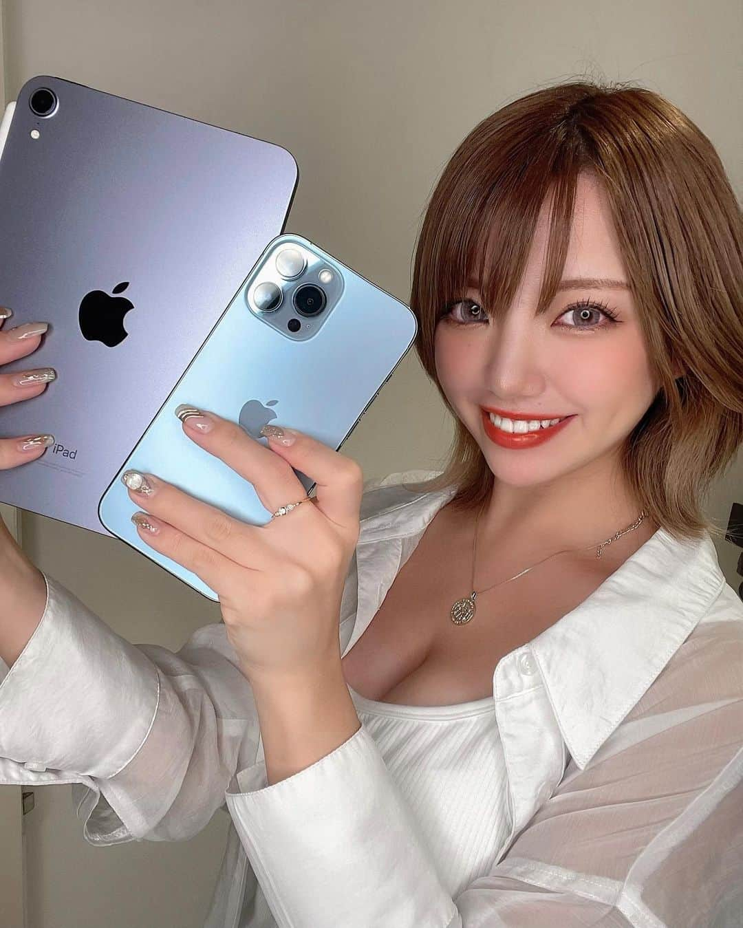 みきでりさんのインスタグラム写真 - (みきでりInstagram)「発売日にiPad miniとiPhone13 ProMAXげっと📱💜💙 機種変は今回も @koki_komai さん🧑🏻‍💻✨ iPhone Xの頃から毎年お願いしてる🤝笑  iPad miniは正輝が欲しいって言ってて、 私もイラスト描いたり動画見るのに欲しくなって 2人で一緒に使うことにしたよ〜👫💟  どっちも色味が最高に可愛いんだ‼️‼️‼️✨  既にお気に入りだぜぇぇい！！！！✌️🌈💫 ㅤ ㅤ ㅤ ㅤ ㅤ ㅤ ㅤ ㅤ #appleiphone #iphone13promax #iphone13 #ipadmini #ipadmini6 #機種変更 #新製品 #新作 #ガジェット #シエラブルー #パープル #applepencil #applepencil2 #newiphone #newipad」9月26日 22時50分 - mikidelicious