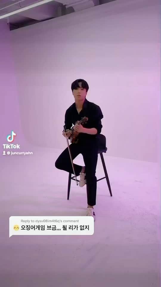 Jun Sung Ahnのインスタグラム：「Squid game anyone? 🐙🎻 #squidgame #오징어게임」