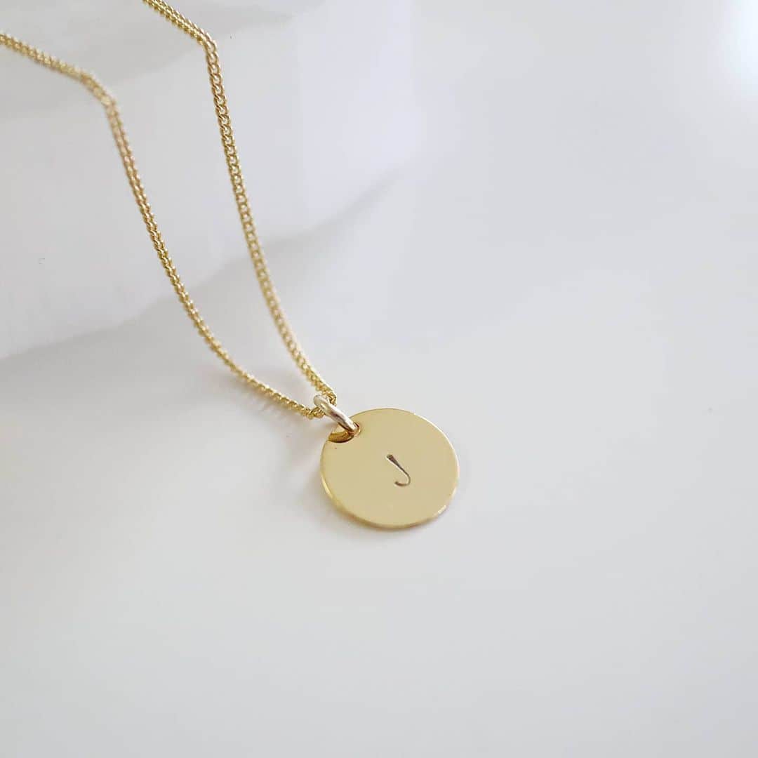 joueri accessory by Eri Sato(@satoeri626)のインスタグラム：「engraving necklace · 文字入れの場合は1〜3文字がオススメです😊 · · #joueri#アクセサリー#バングル#真鍮#カジュアルコーデ#ネックレス#刻印#推し#推しのいる生活#推し事#推し活#ヲタ活 #bts#fashion#ootd#outfit#code#coordinate#style#ファッション#コーディネート#コーデ#プチプラ#locari#partegram#カジュアル#お洒落さんと繋がりたい#thingsly#湘南平塚」