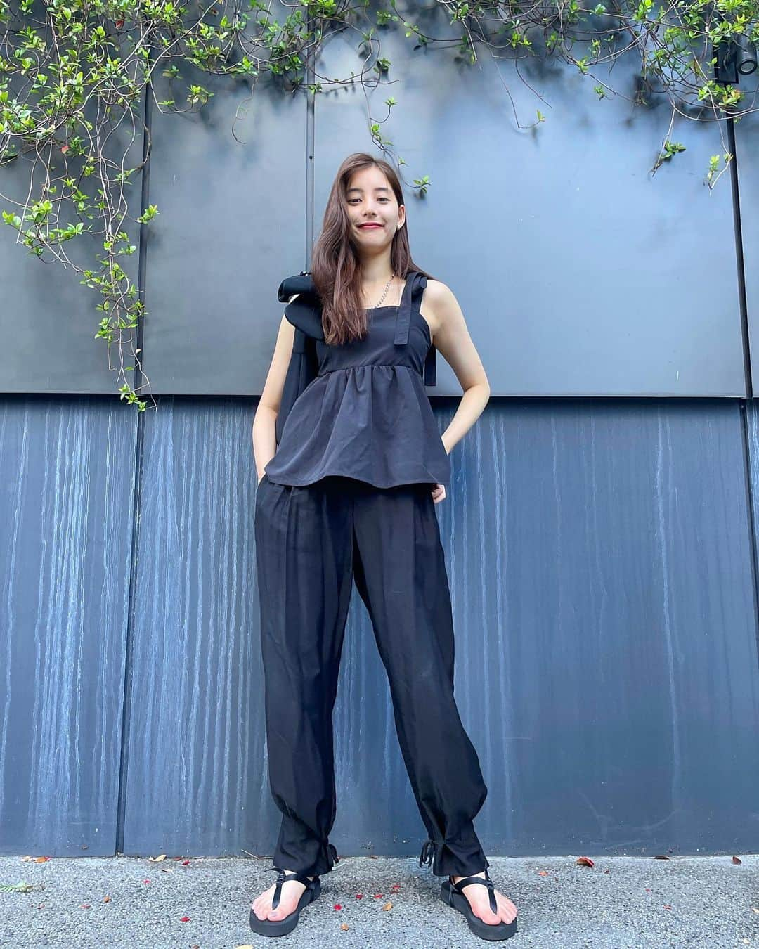 新木優子さんのインスタグラム写真 - (新木優子Instagram)「私服(いつかの、暑かった日🌞) tops : @fray_id  bottom : @forte_forte  shoes : @hyke_official  bag : @hm  necklace : @enasoluna_official」9月26日 23時19分 - yuuuuukko_