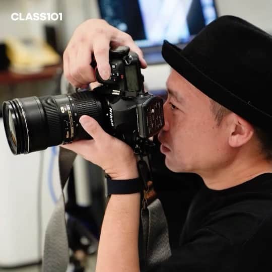 平岩享のインスタグラム：「class101でやる平岩写真塾（一灯ライティング編）が来週から開講されます。既にほとんどの動画は撮影しており、現在編集真っ只中です。  ２０１９年の終わり頃に写真でやりたい事がほとんど出来てしまったことに気が付きました。１５年間個人でやってきて夢のような沢山の経験をさせてもらいました。だって２０代は本当にどこにでもいる優秀とは言い難い普通の会社員でしたから。  たくさんの俳優さんや女優さんが僕が撮影した写真をオフィシャルポートレートとして使ってくださり、すごいカリスマの方と一緒に仕事させてもらいました。それは夢みたいな経験です。  ２０２０年以降は地方にでも移住して写真で新しいチャレンジをしようと思っていました。そう思っていたら、まだまだ自分は東京で必要とされていることがわかり、新しい事を共にやってくれる仲間が僕の周りにいました。  そして、コロナがやってきました。僕の生活は一変しました。突然、撮影の仕事がなくなり、毎日が日曜日になりました。やる事がないのでSNSを使って積極的に自分の発信をしていきました。その活動をする中でclass101のスタッフの方の目に止まり、オンラインで先生をすることになりました。  僕はエンジニアのオープンソースの考え方が好きです。集合知。みんなで知恵をシェアして世界をより良くしていこうという考え方です。どちらかというと僕がいる写真の世界は真逆でライティング技術は秘密とされ、撮影をしている風景はなかなか見ることが出来ない光景でした。どうしてああいうライティングの写真が撮れるんだろう。どうやったらあんな表情やポーズの写真が撮れるんだろう？それは昔の僕の疑問でした。  その秘密を動画とインターネットで全部公開していく。これは新しい挑戦です。今回、撮影に協力してくれた女優の土居志央梨さんは初対面の方でした（事前に一度zoomで衣装の打ち合わせをしたのみです）。いつも仕事でやっているようなライティングとコミュニケーションで彼女のいろんな面を撮影することが出来ました。これはいつもの僕の撮影風景が見れるコンテンツです。そして、どこにでもある会議室でその写真たちを撮りました。立派なスタジオじゃなくてもストロボライティングの写真は撮れるんです。東京じゃなくてもどこでだって撮れるんです。  ここまでさらけ出して撮影したプロフォトグラファーの動画はひょっとしたらなかなかないのかもしれません。  なぜそんな事をするのか？理由は沢山あるのですが、僕がカメラを職業に選んだ時の目標のひとつが次の世代へのバトンを渡すことをしたい。それを今はオンラインでたくさんの人に伝えることが出来る。誰かの人生のブースターに自分がなれたら、自分が生まれてきた意味ってあったなと思えるからです。  そして、もうひとつの大きな理由は手放すことで、そこに新しい風が吹いてくるということがこれまでの経験でわかっているからです。怖くないかと言ったらそんなことはもちろんありません。僕が１５年間かけて築いてきたライティング技術や撮影術は僕の宝物です。でもその宝物をclass101でお見せすることが出来たのは本当に幸運だったなと今は思ってます。受講を迷っている方がいらっしゃったら、ぜひ受けてください。損はさせません。  僕が１５年間の時間とたくさんのお金をかけて得た技術をしっかりと公開しています。  読んでくれてありがとうございます。」