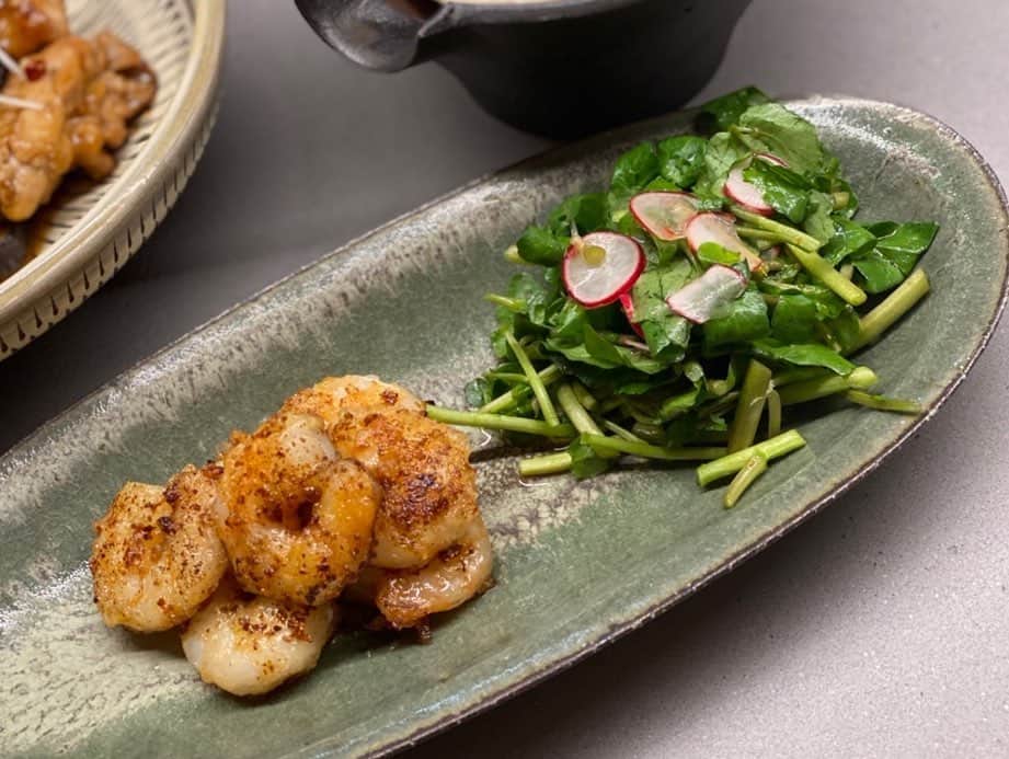 大政絢のインスタグラム：「#今日の絢ご飯 ガーリックシュリンプとクレソンサラダを盛ったお皿は @foodforthought_shop  さんで先日買った清岡幸道さんのお皿☺️他にも素敵なお皿がたくさんあり、色々と選んでしまいました✨他のお皿も随時載せますね。  #絢ご飯#清岡幸道 さん」