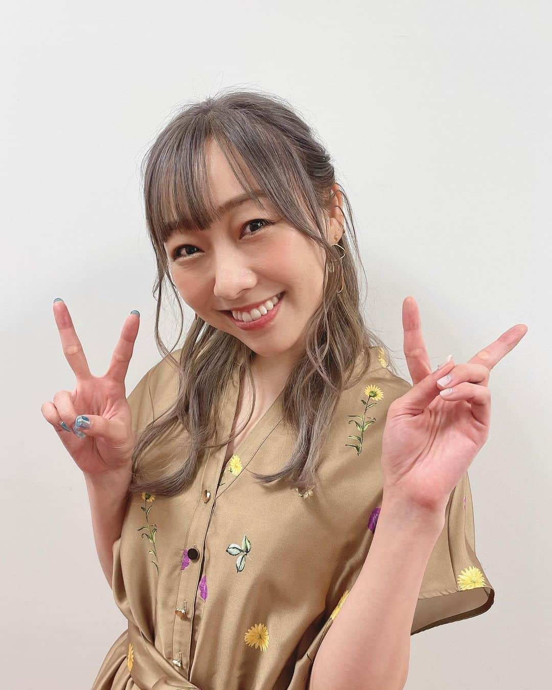 須田亜香里さんのインスタグラム写真 - (須田亜香里Instagram)「9月26日(日)テレビ朝日&ABEMA 【#熱闘mリーグ 】24:55〜 今週からまた毎週日曜日放送です❤️‍🔥  今夜は藤田チェアマンがゲストに…！ いよいよ始まる2021シーズンに向けてたくさん質問させていただきました🀄️✨  そしてゲスト出演のプロ雀士であり、同じ事務所の武田雛歩ちゃんが最後の最後まで可愛いです🤣 終わってからもずっと顔真っ赤だった❤️  #mリーグ #2021シーズン #楽しみ #最近SKEでもジワジワ #とある子たちと #オンライン麻雀 #ふふふ  #須田亜香里衣装 #前回のワンピース姿も載せました #パイナップルを探せ #てか3枚目の写真の血管」9月26日 23時59分 - akarisuda