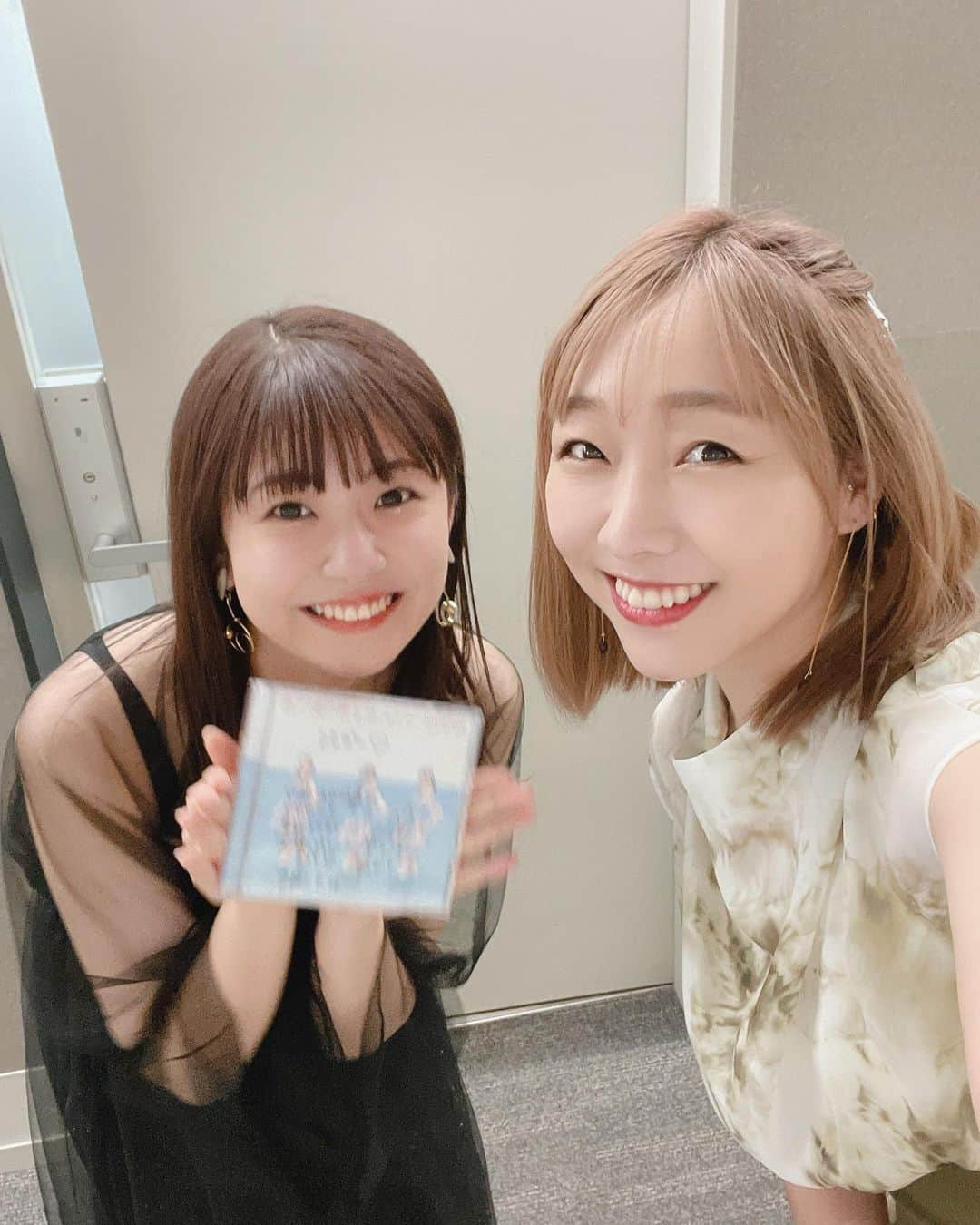 須田亜香里さんのインスタグラム写真 - (須田亜香里Instagram)「9月26日(日)テレビ朝日&ABEMA 【#熱闘mリーグ 】24:55〜 今週からまた毎週日曜日放送です❤️‍🔥  今夜は藤田チェアマンがゲストに…！ いよいよ始まる2021シーズンに向けてたくさん質問させていただきました🀄️✨  そしてゲスト出演のプロ雀士であり、同じ事務所の武田雛歩ちゃんが最後の最後まで可愛いです🤣 終わってからもずっと顔真っ赤だった❤️  #mリーグ #2021シーズン #楽しみ #最近SKEでもジワジワ #とある子たちと #オンライン麻雀 #ふふふ  #須田亜香里衣装 #前回のワンピース姿も載せました #パイナップルを探せ #てか3枚目の写真の血管」9月26日 23時59分 - akarisuda